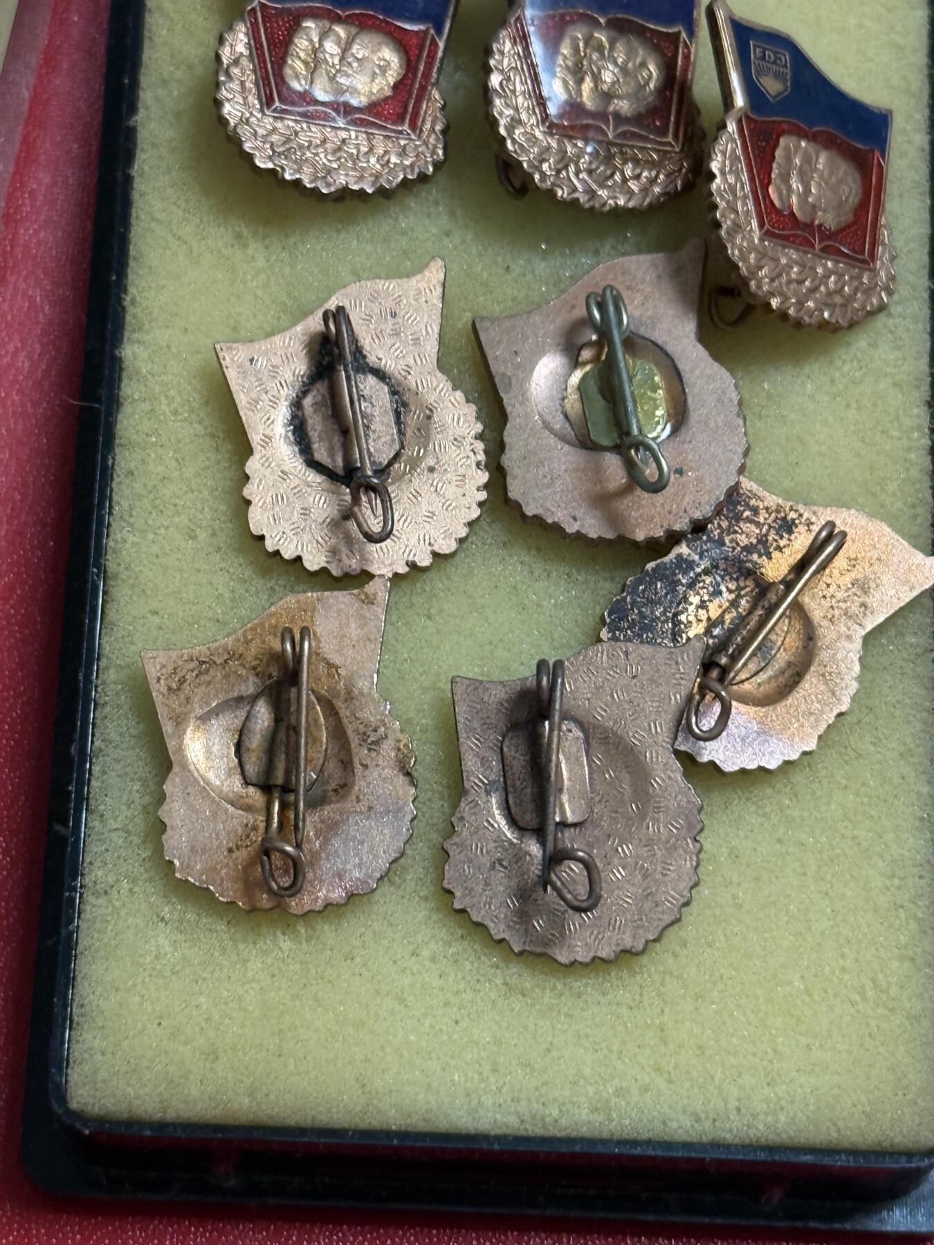 韵星假日军品类拍卖第50期 民主德国铜级自由德国青年团表彰良好知识证章十枚