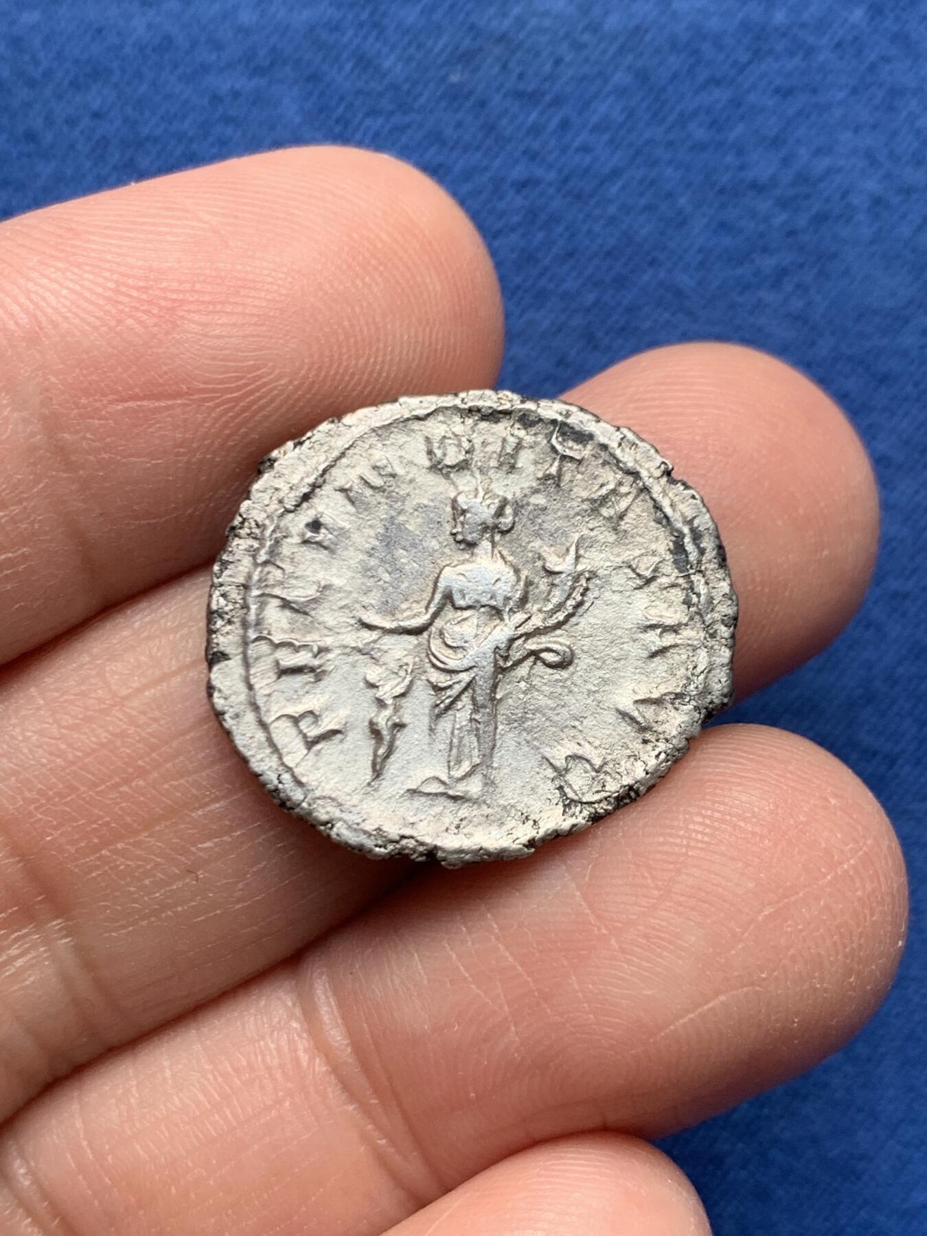 《竞宝斋》第476场 周日，周一 2场连拍 （全场包邮）欢迎送拍 古罗马 公元249-251年 银币 正面为赫伦尼娅皇后 背面丰饶女神 打制和细节都很不错 3.54克