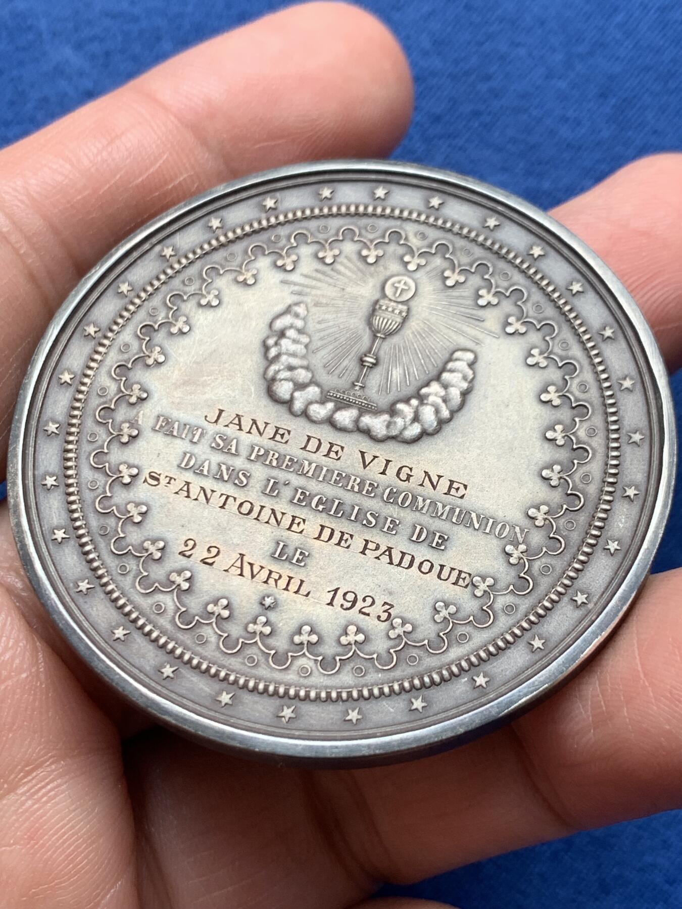 《竞宝斋》第476场 周日，周一 2场连拍 （全场包邮）欢迎送拍 1923年法国宗教镀银铜章，用于纪念Jane de Vigne的第一次圣餐仪式。正面刻字：译为“珍贵的回忆”，图案：描绘天主教第一次圣餐的场景，天使引导孩童向神职人员领受圣餐；背面刻字：译为“Jane de Vigne于1923年4月22日，在帕多瓦的圣安东尼教堂完成了她的第一次圣餐”。直径：49.2mm，重：45.2g