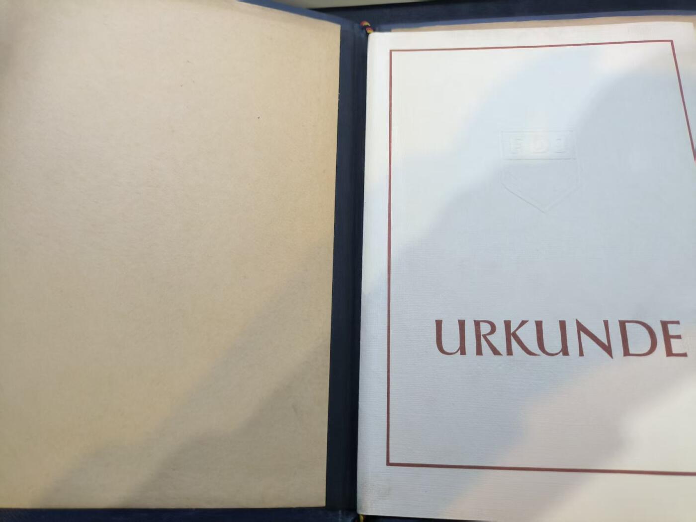 云宸嘉赏-勋臻文献佳藏优品精选场次（低佣 转发佣金红包） 民主德国自由德国青年团-兹表其奥古斯特・贝贝尔青年突击旅在德青少年的社会主义教育工作  属于稀有的青年团集体荣誉证书 早期版本厚壳  带青年团珐琅证章一套 