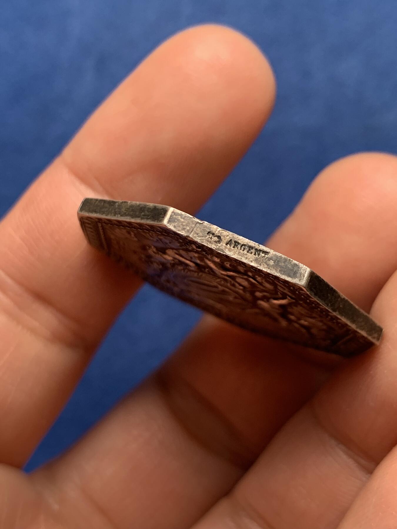 《竞宝斋》第476场 周日，周一 2场连拍 （全场包邮）欢迎送拍 法国贵族族徽三天使八角银质代币 16.55克 33.1mm 丰饶角银标