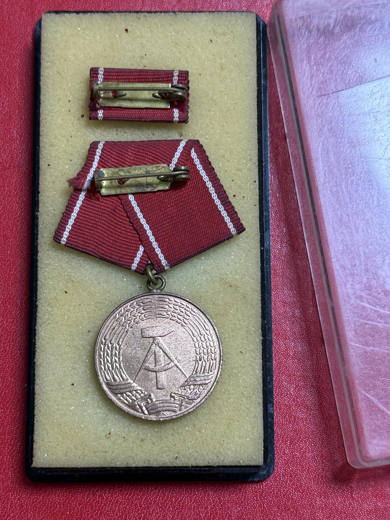 韵星假日军品类拍卖第50期 民主德国工战队优异成就奖章带原盒略