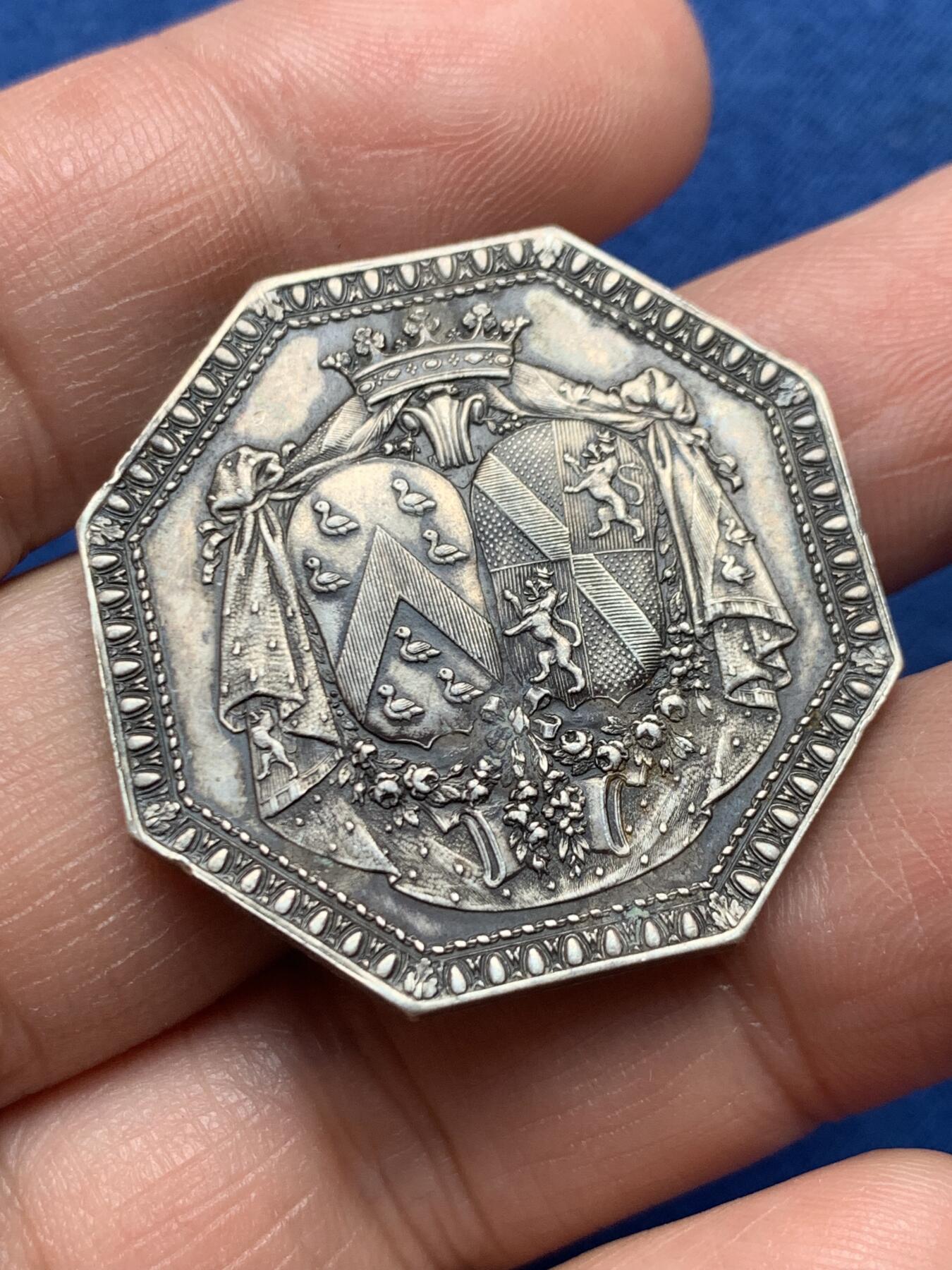 《竞宝斋》第476场 周日，周一 2场连拍 （全场包邮）欢迎送拍 法国贵族族徽三天使八角银质代币 16.55克 33.1mm 丰饶角银标