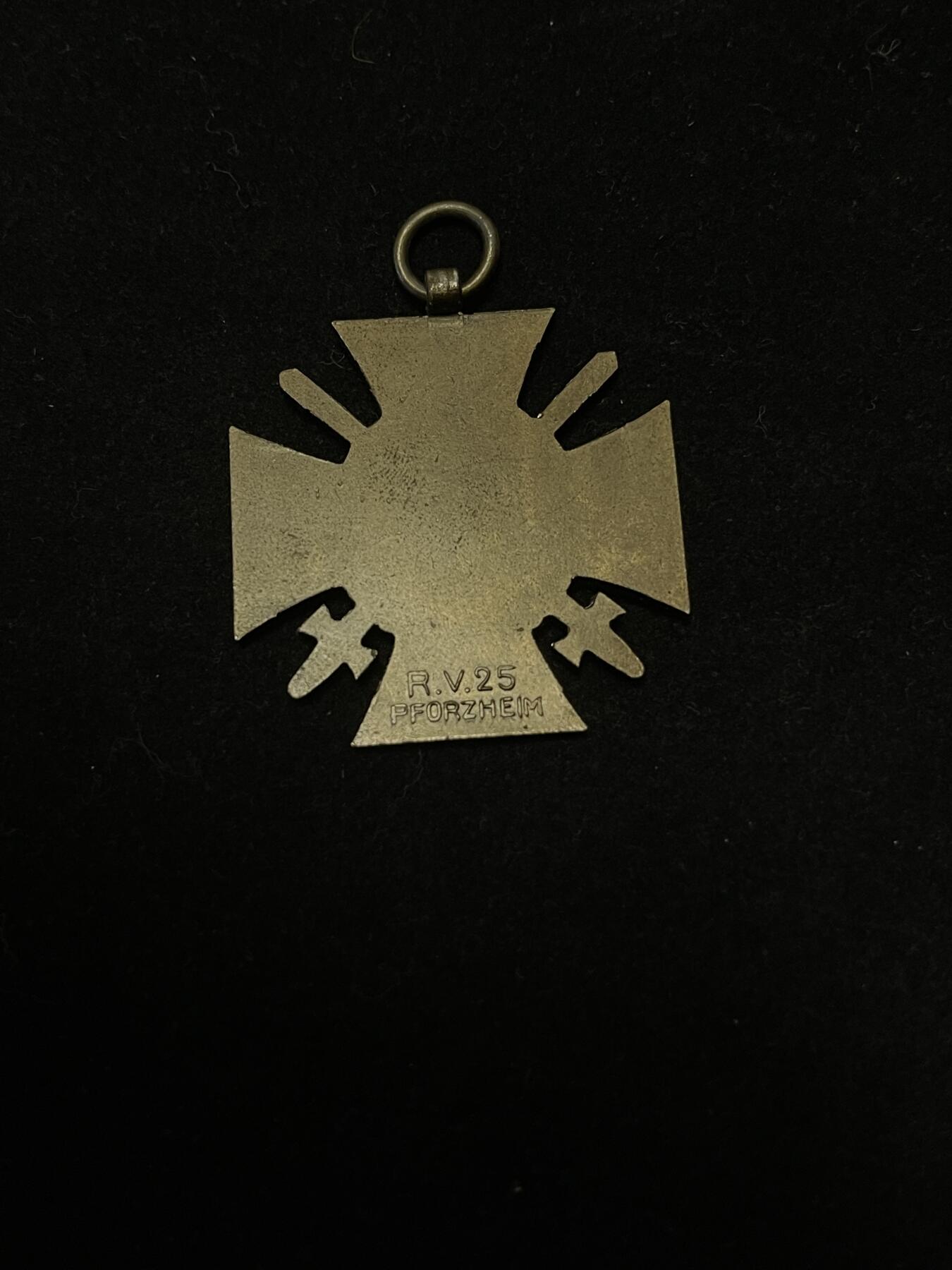 专场 德国德三佩剑兴登堡十字奖章礼服挂，背打RV25厂标，钢质镀铜