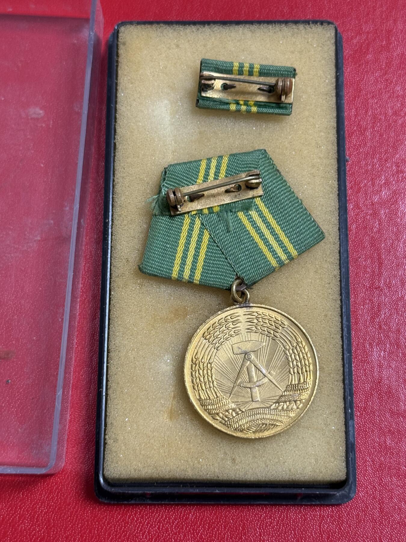 韵星假日军品类拍卖第50期 民主德国金级内务部武装力量忠诚服务奖章带原盒略 高等级好品