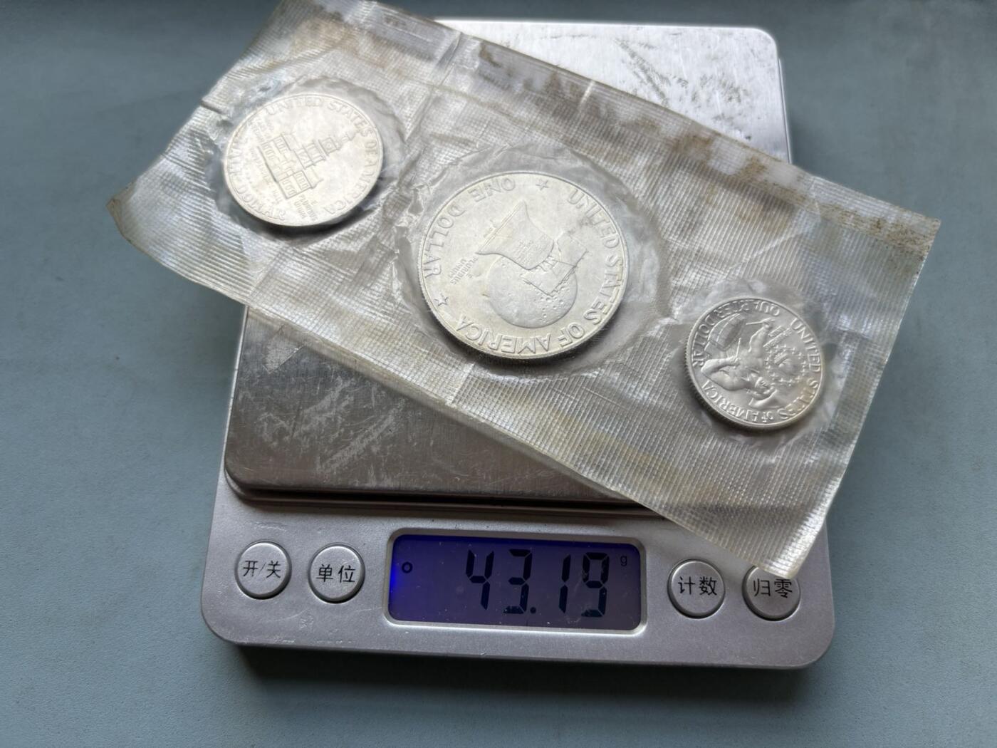 盛世勋华——号角文化勋章邮票专场拍卖第311期 美国1976年建国200周年纪念银币套装，带原封装，银价300+，属于美国铸币局（US Mint）发行的未流通版，共3枚银币，包括艾森豪威尔1美元，肯尼迪半美元，话说，华盛顿25美分，均为S版（旧金山铸币局铸造）