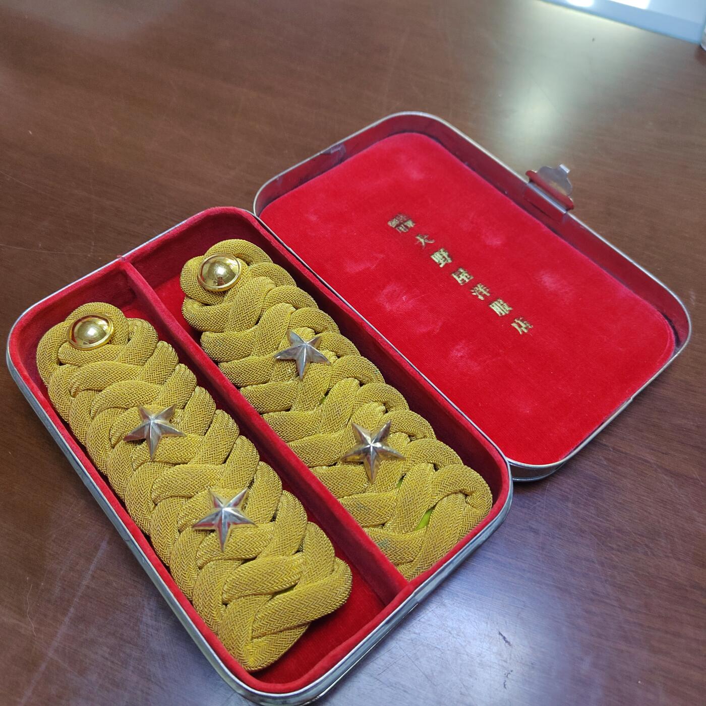 PCAI钱币  31-793  钱币书籍小专场 旧日本肩章一副  状态如图带原盒