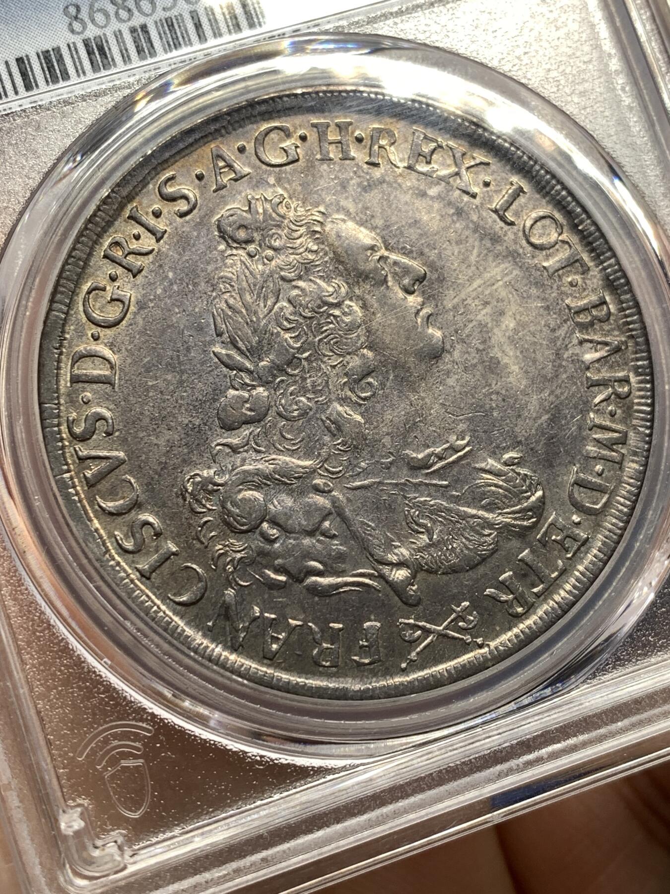 《竞宝斋》第476场 周日，周一 2场连拍 （全场包邮）欢迎送拍 PCGS AU58 意大利托斯卡纳大公国1764年francescone大银币，正面为神圣罗马帝国皇帝弗朗西斯（著名神罗女皇玛丽亚·特蕾莎的丈夫），背面为带有光环的神罗双头鹰，中间核心盾徽是奥地利哈布斯堡家族家徽和代表美第奇家族的六颗药丸盾徽。弗朗西斯也是美第奇家族绝嗣后托斯卡纳的第一个统治者。比奥地利本土的少见很多，冠军分，黄金包浆。另一枚年份更常见的61在今年拍了13000人民币。