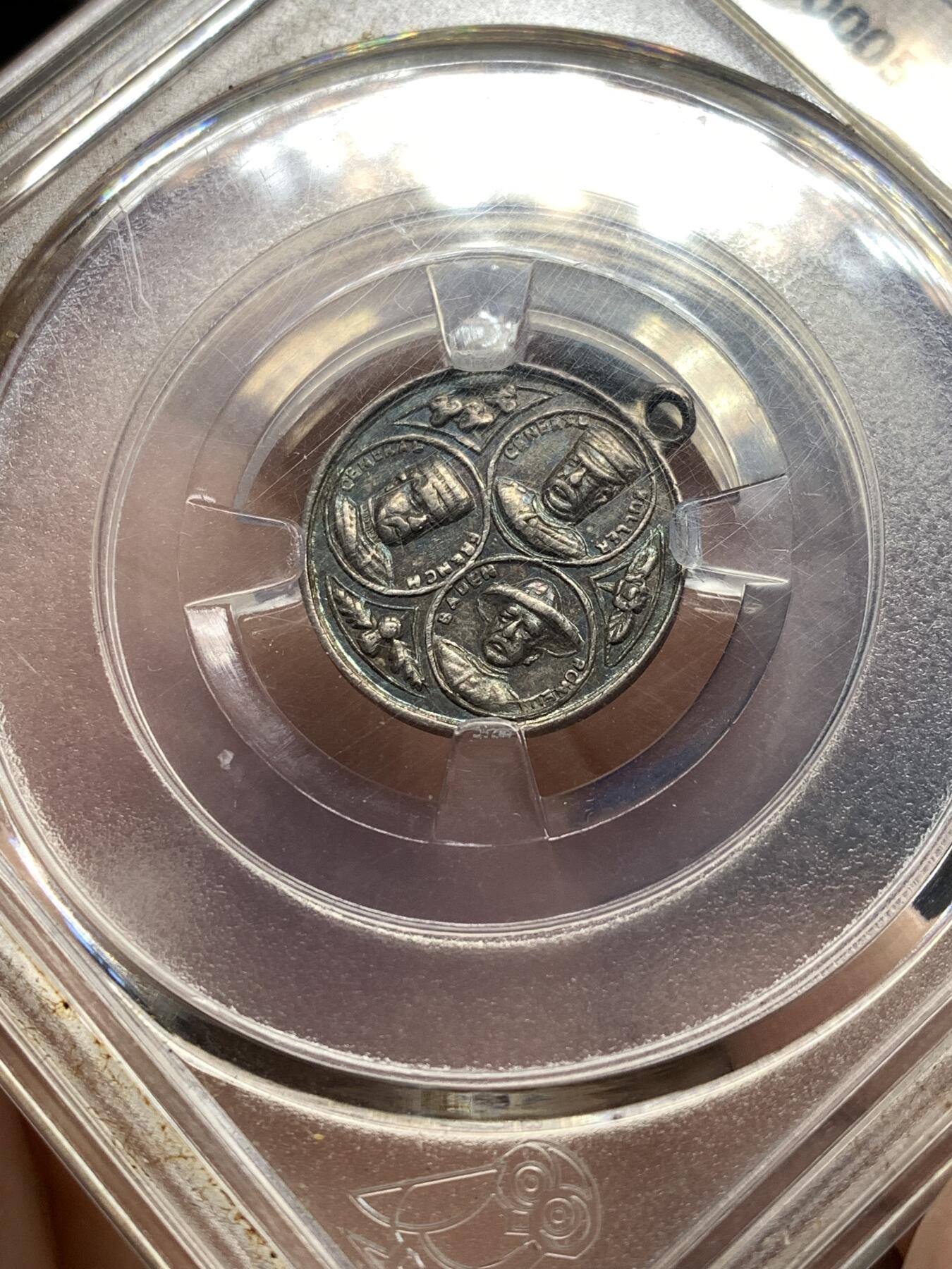 《竞宝斋》第476场 周日，周一 2场连拍 （全场包邮）欢迎送拍 众诚祥评 AU55 1910年前后英国童军总会领袖成立迷你银质勋章，正面：三种不同时期的贝登堡男爵头像（巴登堡将军公报法国）哨子、百合花。背面：皇冠、花蔌、交叉步枪。少见品种！