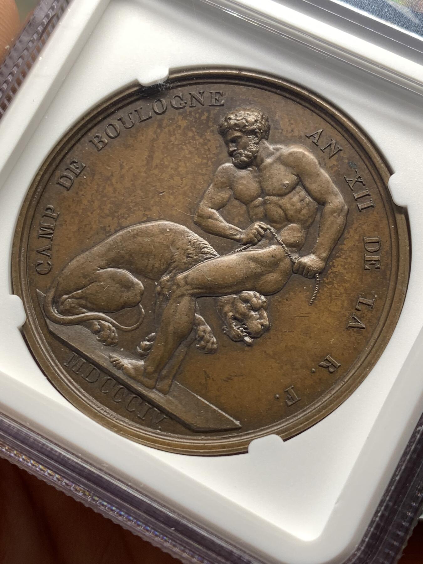 《竞宝斋》第476场 周日，周一 2场连拍 （全场包邮）欢迎送拍 NGC MS62BN 法国1804年拿破仑一世入侵英吉利海峡纪念大铜章，及其珍贵稀少品种，该章由Romain Jeuffroy与Dominique Denon设计、巴黎造币厂铸造，现被英国格林尼治皇家博物馆、澳大利亚维多利亚博物馆等机构收藏。极具历史意义及收藏价值。加厚盒