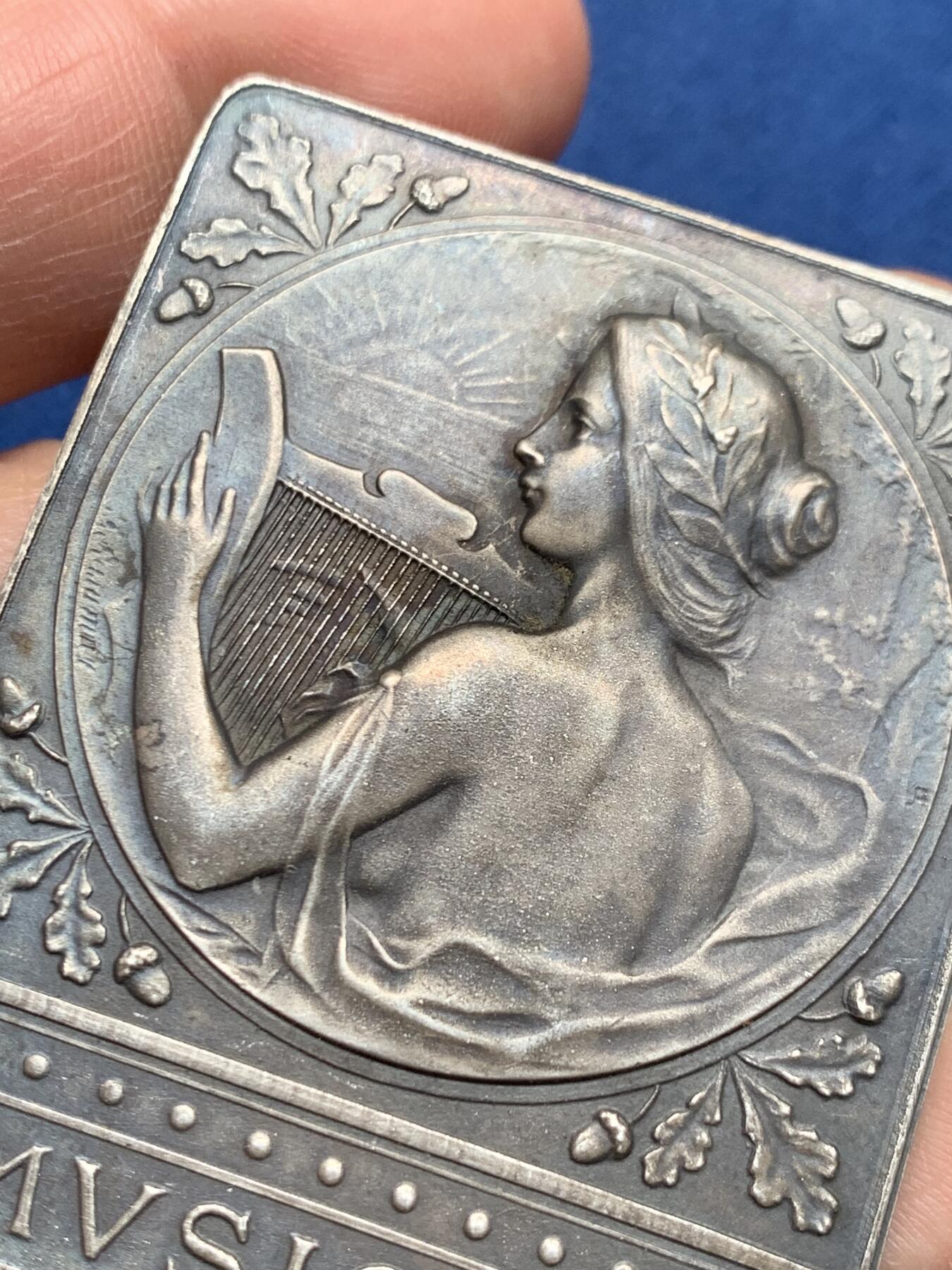 《竞宝斋》第476场 周日，周一 2场连拍 （全场包邮）欢迎送拍 法国圣但尼市城市方型镀银铜章 78.4克 46*60.8mm 正方形铜标