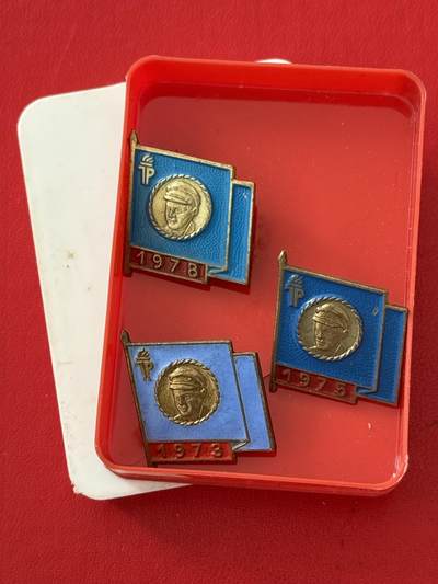 韵星假日军品类拍卖第50期 - 民主德国台尔曼青年团先锋队队徽一组