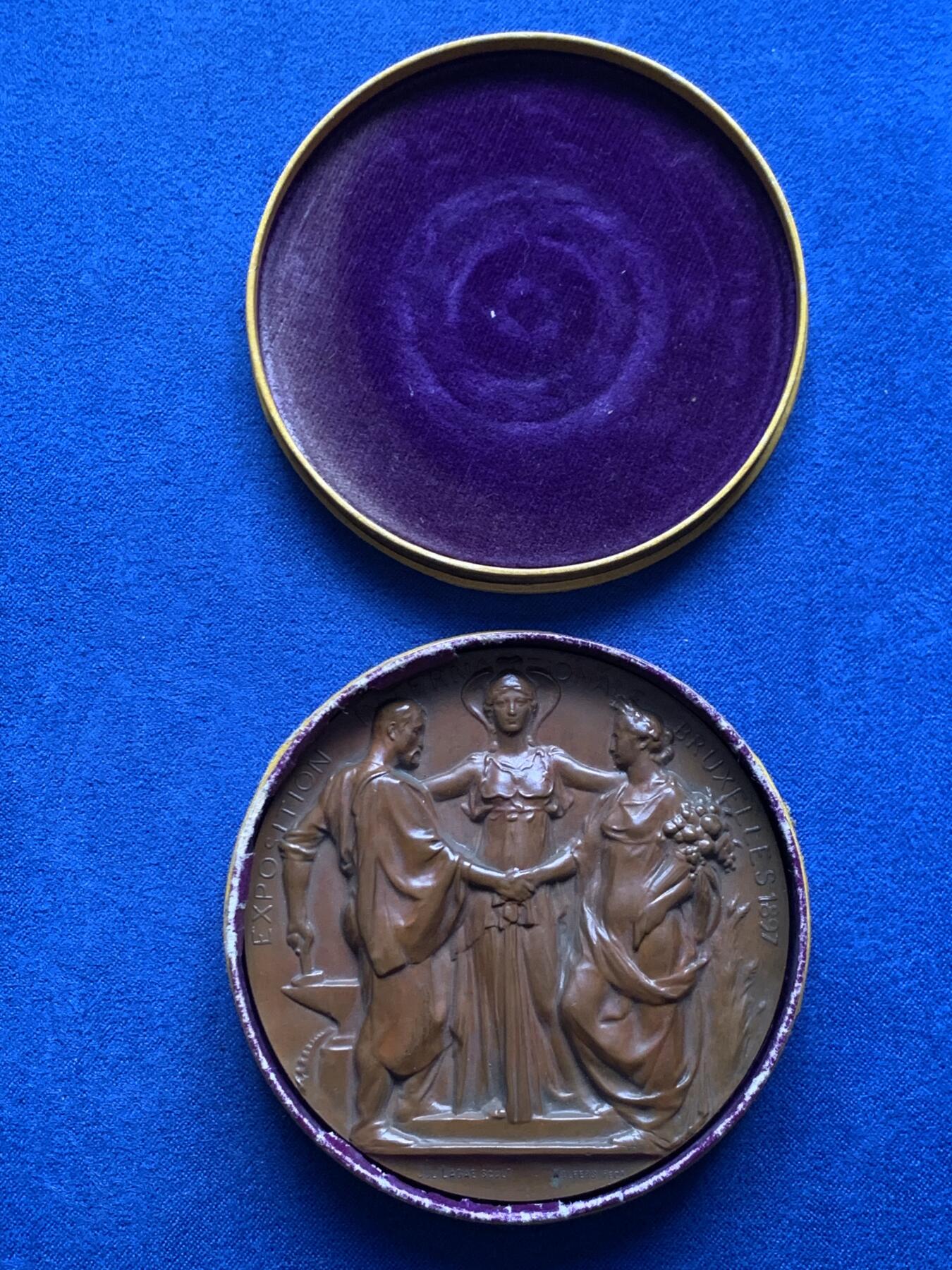 《竞宝斋》第476场 周日，周一 2场连拍 （全场包邮）欢迎送拍 1897年比利时布鲁塞尔世博会纪念大铜章 153.7克 69.2mm 高浮雕 带原盒