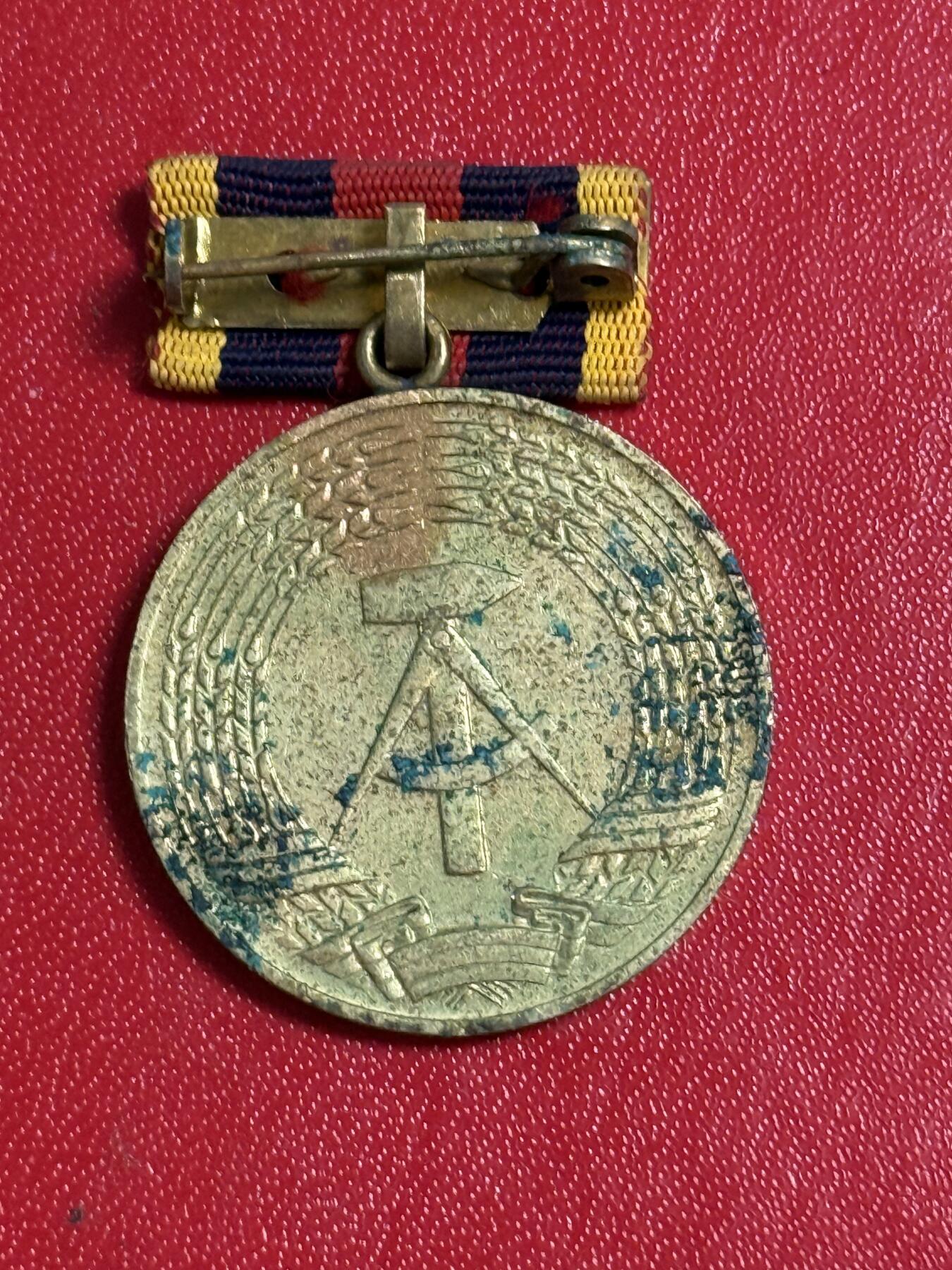 韵星假日军品类拍卖第50期 民主德国金级支援消防忠诚服务奖章