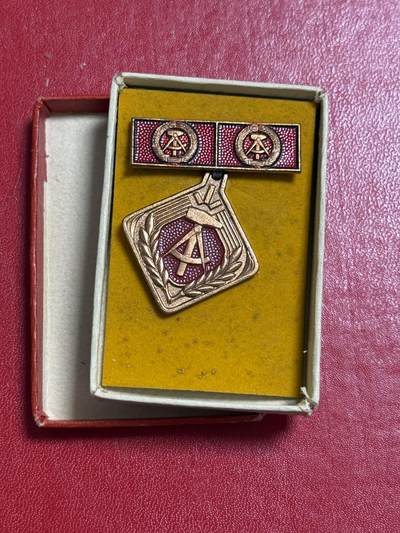 韵星假日军品类拍卖第50期 - 民主德国个人劳动荣誉奖章带原盒两次获得