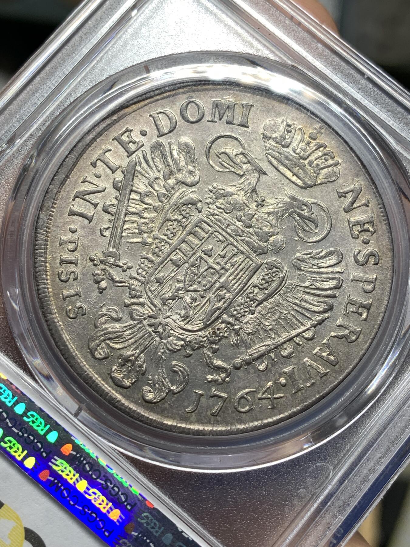 《竞宝斋》第476场 周日，周一 2场连拍 （全场包邮）欢迎送拍 PCGS AU58 意大利托斯卡纳大公国1764年francescone大银币，正面为神圣罗马帝国皇帝弗朗西斯（著名神罗女皇玛丽亚·特蕾莎的丈夫），背面为带有光环的神罗双头鹰，中间核心盾徽是奥地利哈布斯堡家族家徽和代表美第奇家族的六颗药丸盾徽。弗朗西斯也是美第奇家族绝嗣后托斯卡纳的第一个统治者。比奥地利本土的少见很多，冠军分，黄金包浆。另一枚年份更常见的61在今年拍了13000人民币。