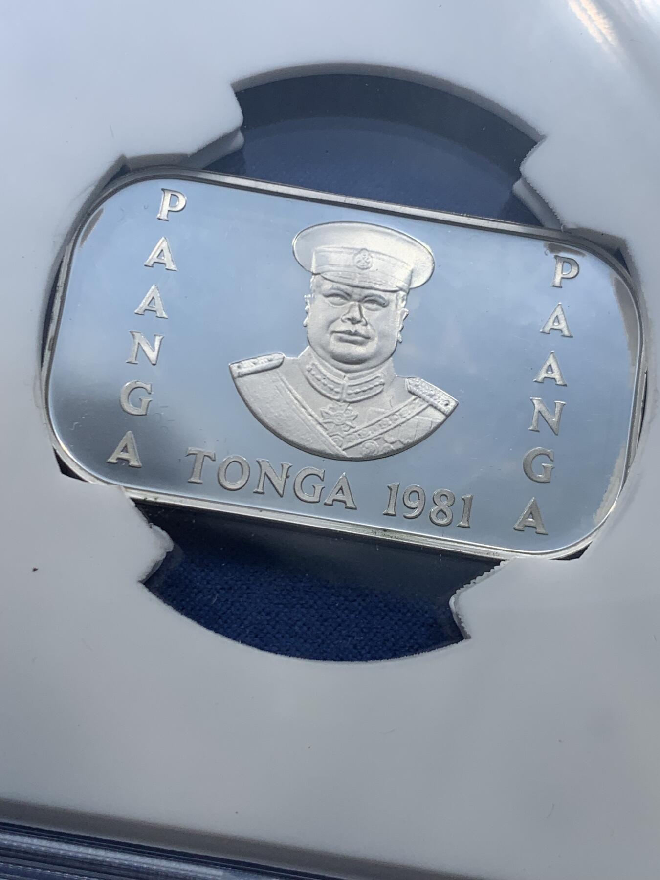 《竞宝斋》第476场 周日，周一 2场连拍 （全场包邮）欢迎送拍 CSIS PF68UC 汤加1981年粮农组织-世界粮食日1帕昂加精制银币，正面为陶法阿豪·图普四世制服半身像，资料显示：999银，19克，铸造量为3500枚。大盒封装