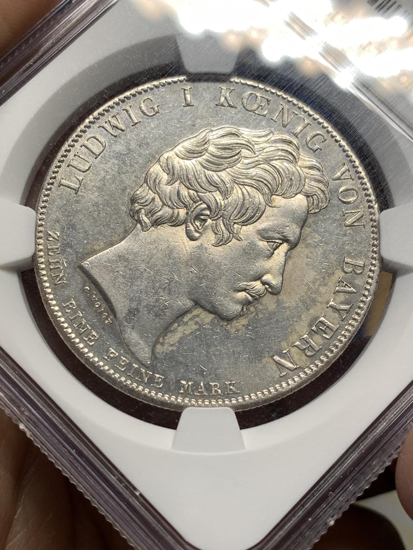 《竞宝斋》第476场 周日，周一 2场连拍 （全场包邮）欢迎送拍 NGC UNC 德意志巴伐利亚王国1828年天堂赐予皇室家族的祝福1泰勒大银币 细节底板都不错 性价比之选