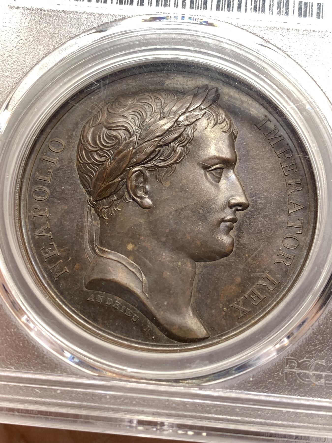 《竞宝斋》第476场 周日，周一 2场连拍 （全场包邮）欢迎送拍 PCGS SP64  法国1806年拿破仑一世耶拿之战原铸铜章 巴黎造币厂巧克力包浆 拿破仑化身朱庇特(罗马神话中众神之王)身披斗篷骑着帝国之鹰腾云凌空 手持闪电权杖 击倒斩杀地上三名巨人 场面英武壮阔设计大胆天马行空 肌肉线条精细优美该战役是拿破仑大破普军经典战役 也是拿章中经典中的经典 加厚盒