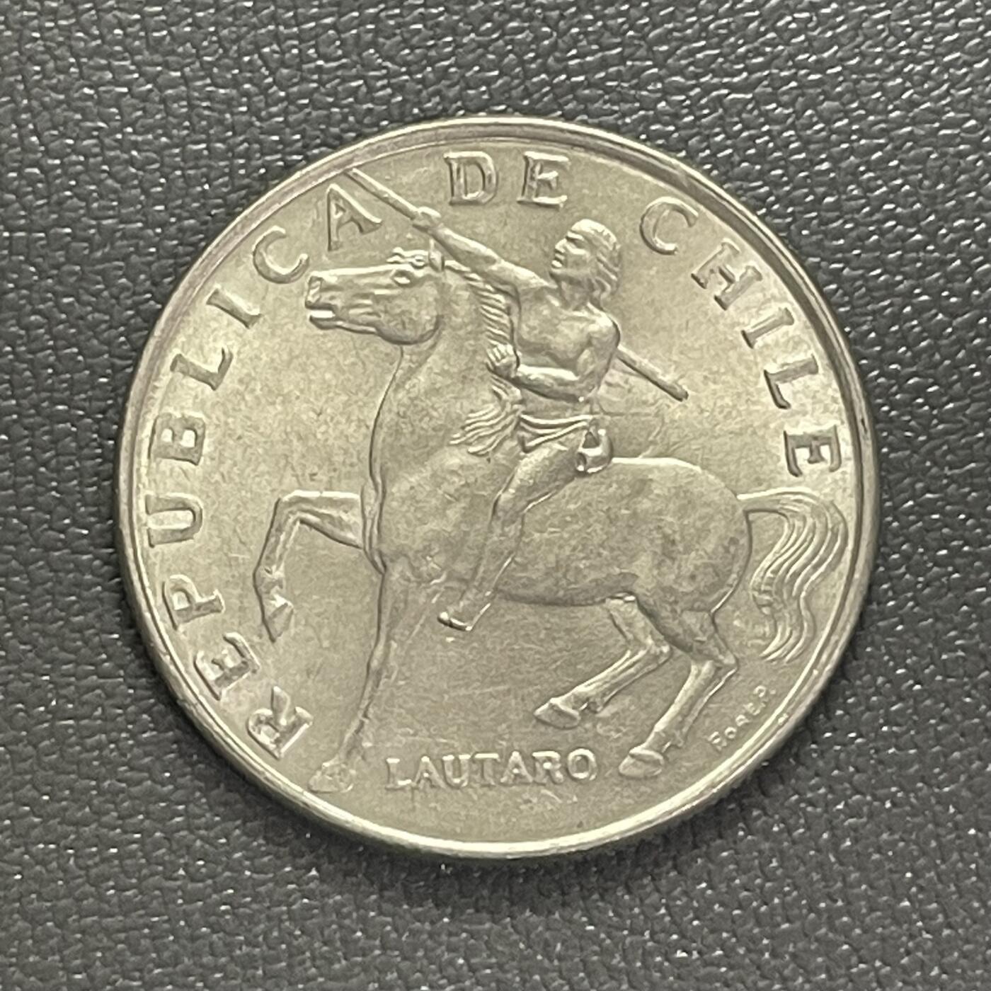 回流0406 智利1972年5埃斯库多 骑马持矛的劳塔罗形象，象征智利原住民反抗殖民、争取独立的精神