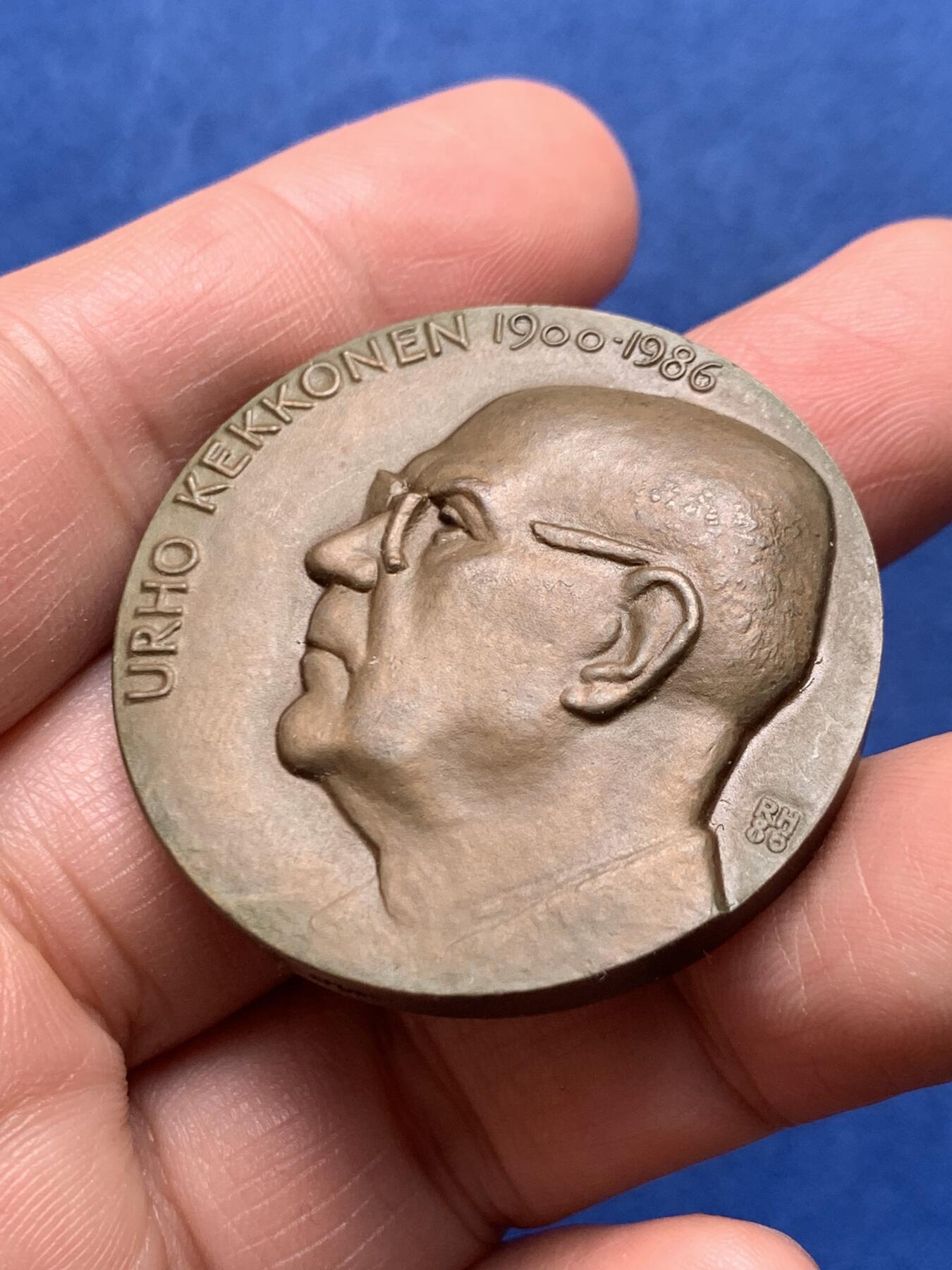 《竞宝斋》第476场 周日，周一 2场连拍 （全场包邮）欢迎送拍 芬兰铜章 1986年 乌尓霍·凯科宁1900-1986 芬兰第八任总统 超高浮雕 非常压手 直径39.7mm 重量48.7g