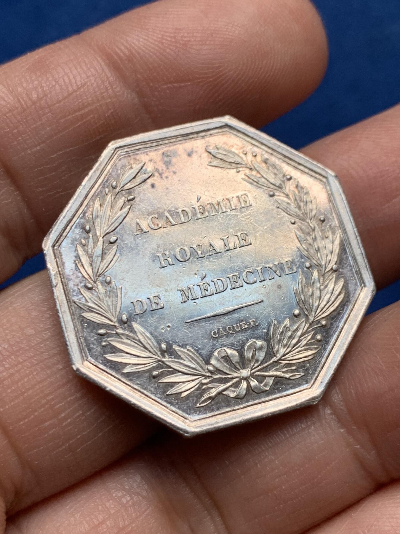 《竞宝斋》第476场 周日，周一 2场连拍 （全场包邮）欢迎送拍 法国皇家医学院菲利普一世八角银质代币，医学荣誉奖励，油灯边铭，13.7克，30.5mm