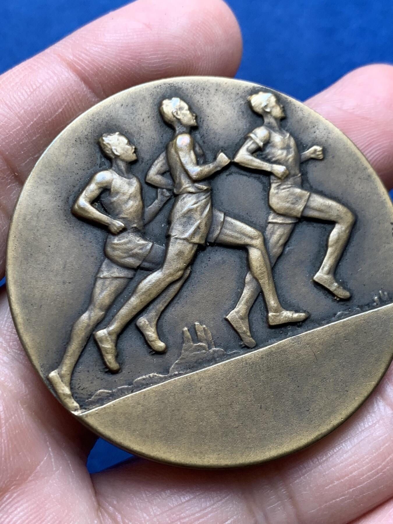 《竞宝斋》第476场 周日，周一 2场连拍 （全场包邮）欢迎送拍 体育赛事-长跑纪念铜章 59.7克 49.3mm 三角边铭 带盒