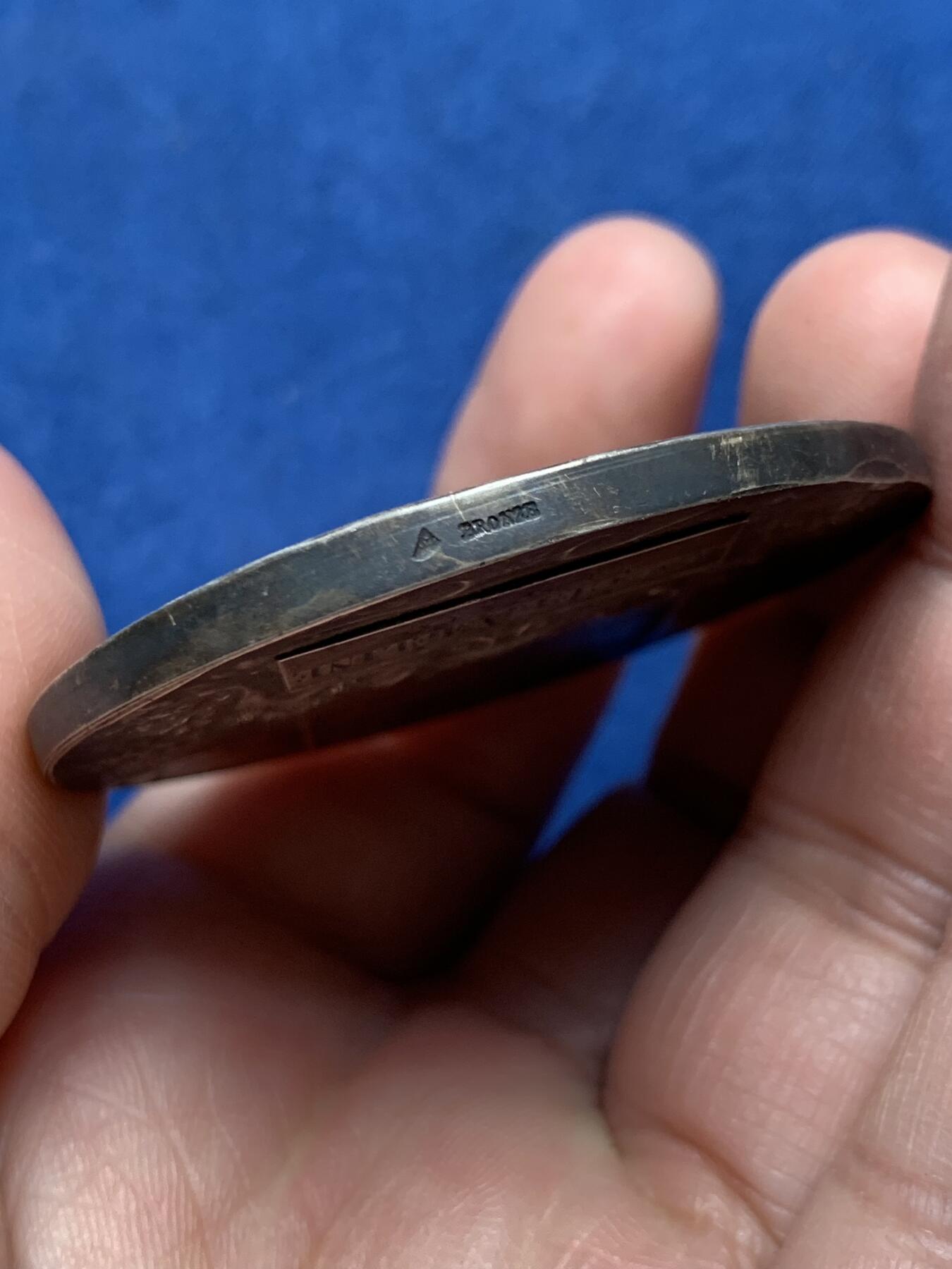 《竞宝斋》第476场 周日，周一 2场连拍 （全场包邮）欢迎送拍 法国勒阿弗尔拉弗洛特协会纪念镀银铜章 55克 49.2mm 三角铜标 带盒