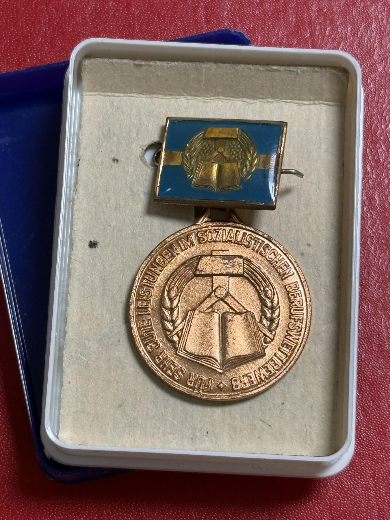 韵星假日军品类拍卖第50期 民主德国专业劳动竞赛优异成就奖章带原盒