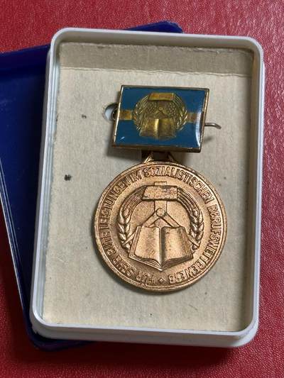 韵星假日军品类拍卖第50期 - 民主德国专业劳动竞赛优异成就奖章带原盒