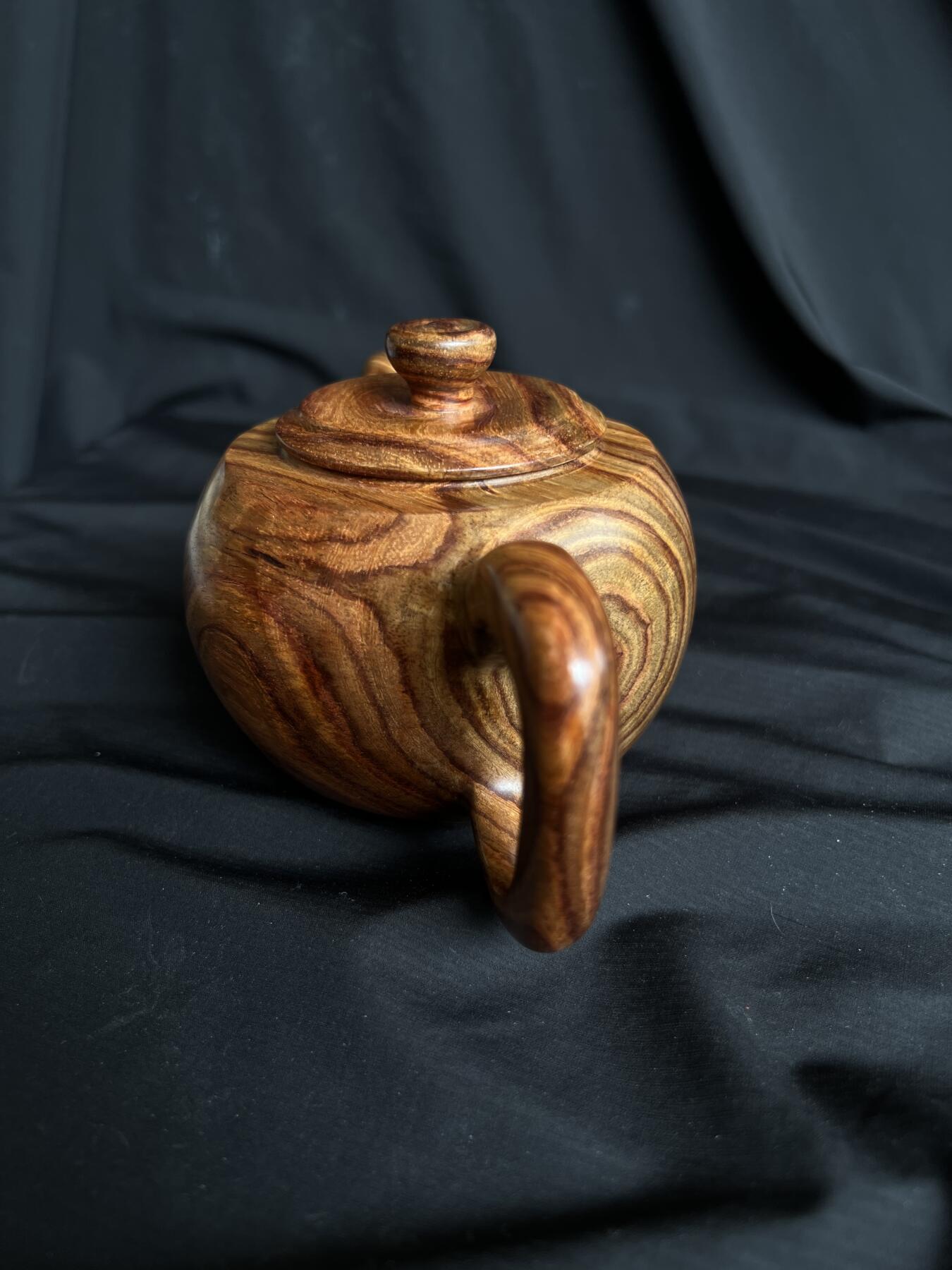 零元拍：越南黄花梨精工摆件茶壶把把壶，一块料制成，尺寸约：18（含壶把）/9CM。