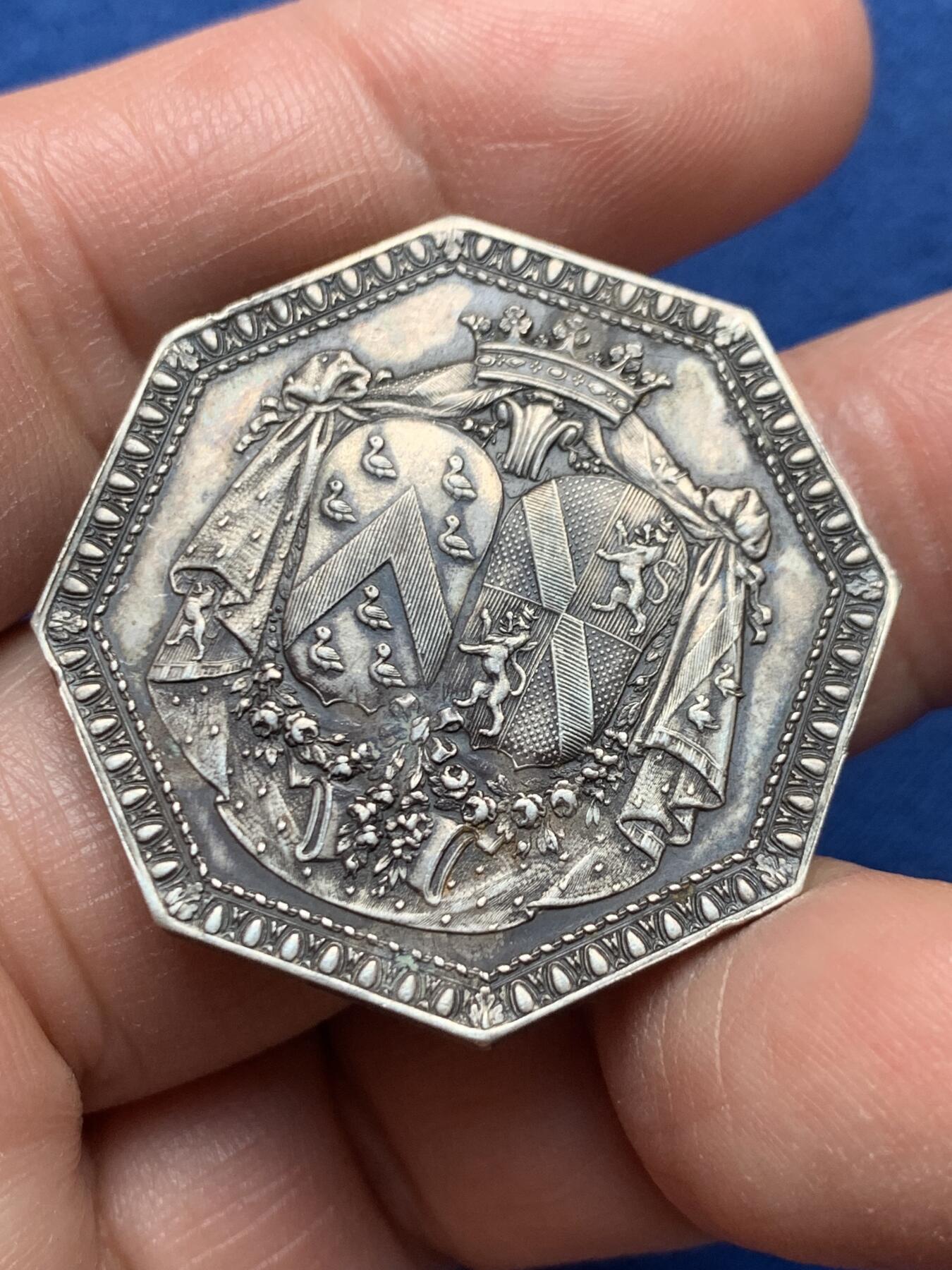 《竞宝斋》第476场 周日，周一 2场连拍 （全场包邮）欢迎送拍 法国贵族族徽三天使八角银质代币 16.55克 33.1mm 丰饶角银标