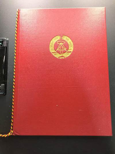 云宸嘉赏-勋臻文献佳藏优品精选场次（低佣 转发佣金红包） - 德意志民主共和国（东德）内务部武装力量忠诚服役银质奖章证书 早期版本 授予上尉伯恩哈德・舍恩菲尔德 