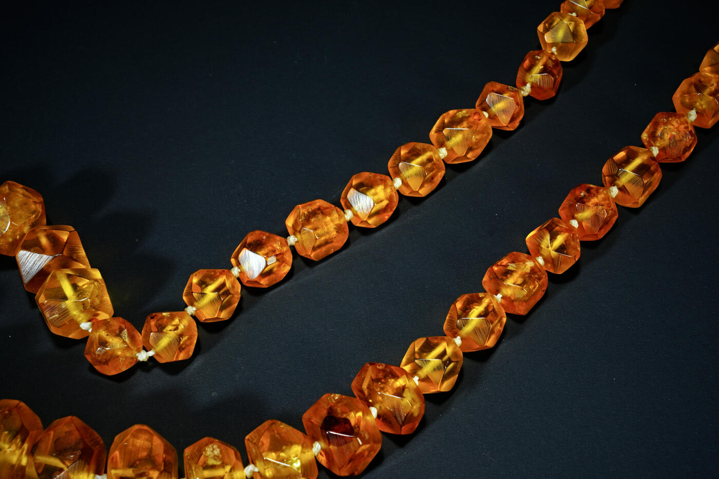上海都达杂项专场六十七【全场包邮】 清代欧洲回流天然老蜜蜡菱形项链95-11
