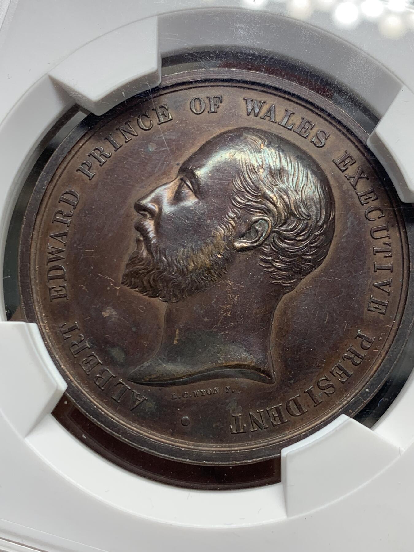 《竞宝斋》第476场 周日，周一 2场连拍 （全场包邮）欢迎送拍 1886年英国印度殖民地伦敦博览会纪念章，正面：此时尚未成为英国国王的威尔士亲王爱德华，背面：铭文纪念。皇家造币厂首席雕刻师L.C怀恩作品，直径约52毫米，重约79克。少见品种！加大加厚盒
