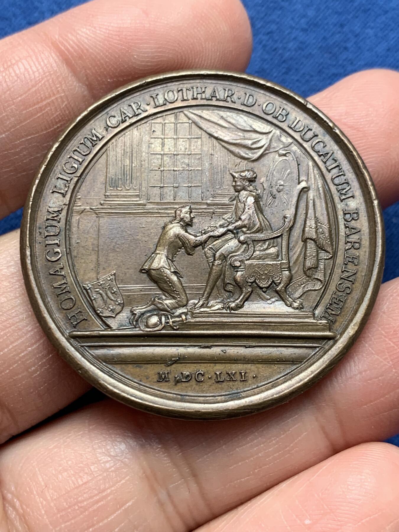 《竞宝斋》第476场 周日，周一 2场连拍 （全场包邮）欢迎送拍 法国路易十四纪念洛林公爵夏尔四世为巴尔公国向国王效忠铜章 33克 41.1mm 光边原铸 细节见图