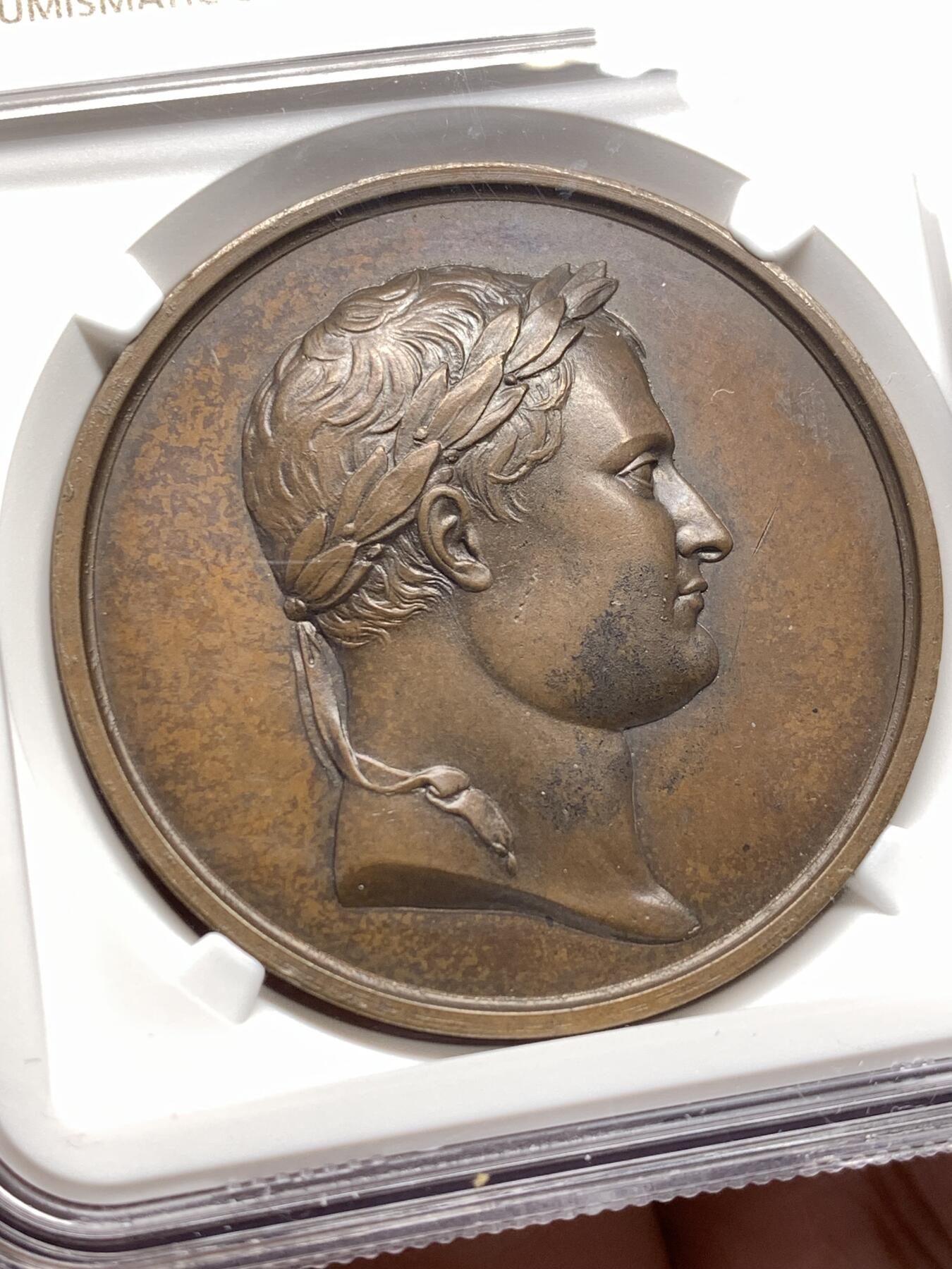 《竞宝斋》第476场 周日，周一 2场连拍 （全场包邮）欢迎送拍 NGC MS62BN 法国1804年拿破仑一世入侵英吉利海峡纪念大铜章，及其珍贵稀少品种，该章由Romain Jeuffroy与Dominique Denon设计、巴黎造币厂铸造，现被英国格林尼治皇家博物馆、澳大利亚维多利亚博物馆等机构收藏。极具历史意义及收藏价值。加厚盒