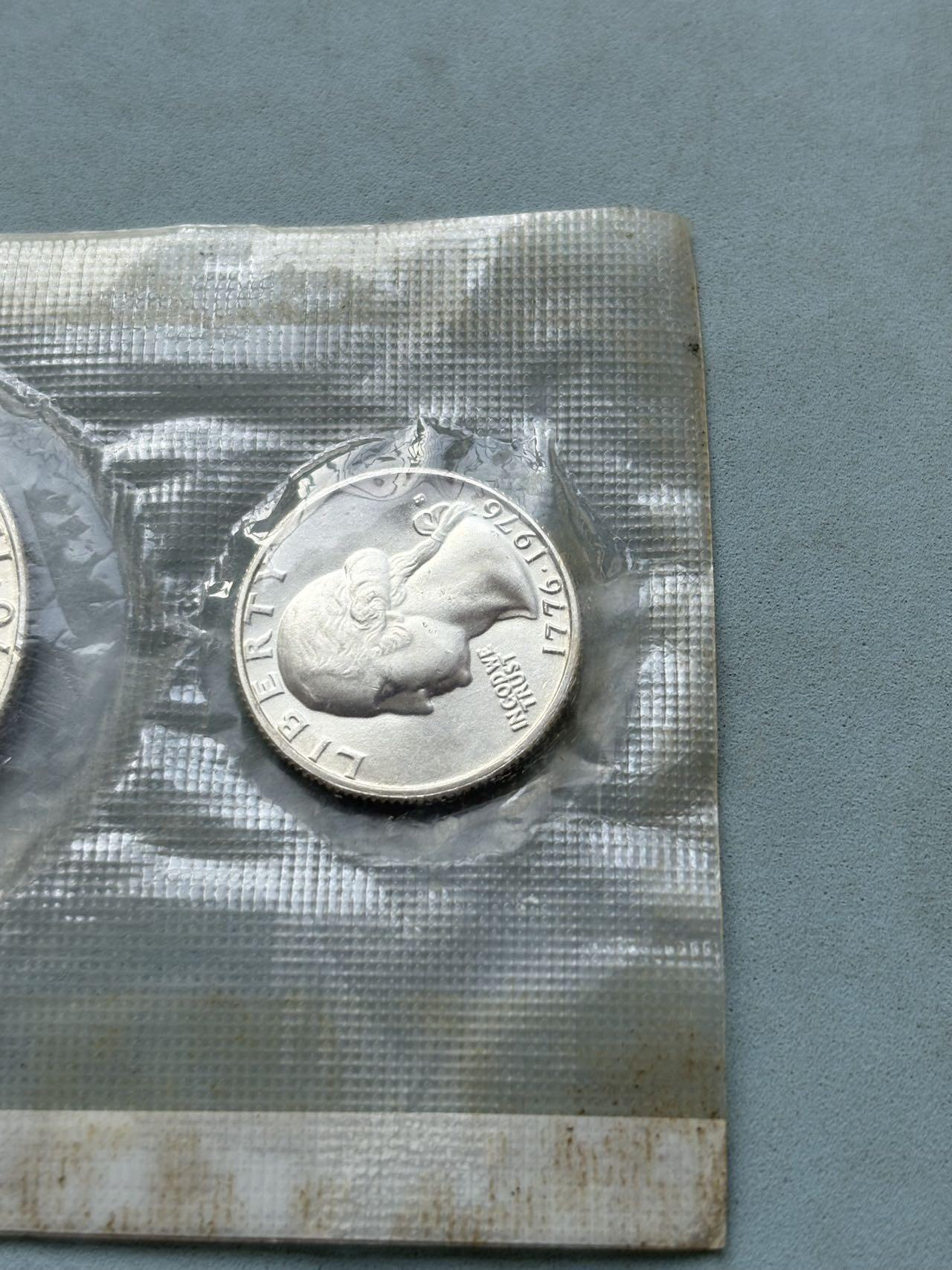 盛世勋华——号角文化勋章邮票专场拍卖第311期 美国1976年建国200周年纪念银币套装，带原封装，银价300+，属于美国铸币局（US Mint）发行的未流通版，共3枚银币，包括艾森豪威尔1美元，肯尼迪半美元，话说，华盛顿25美分，均为S版（旧金山铸币局铸造）