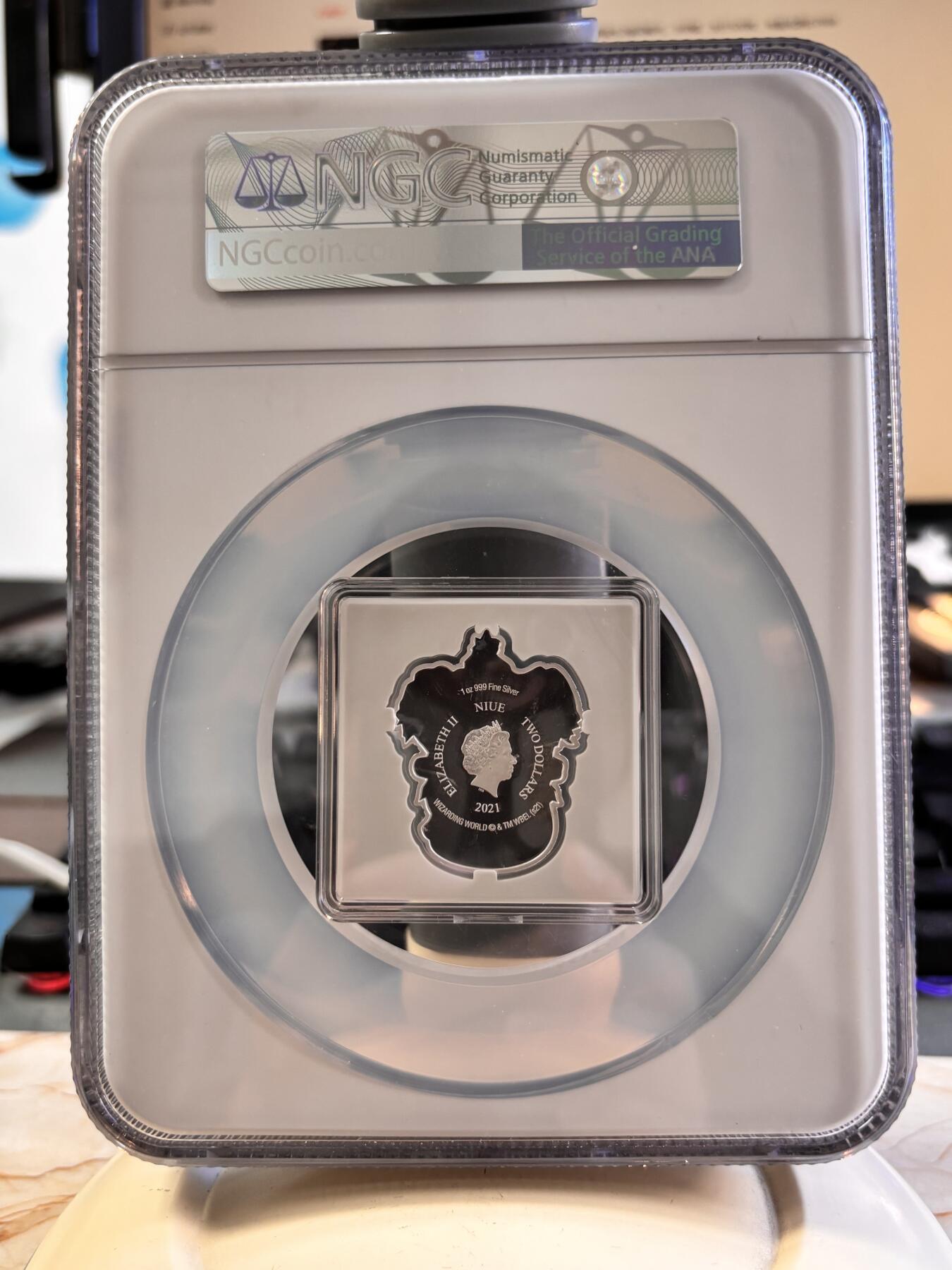 第196期拍卖 纽埃2021年哈利波特格兰芬多徽章异形银币NGC-PF70，1盎司，发行5000枚