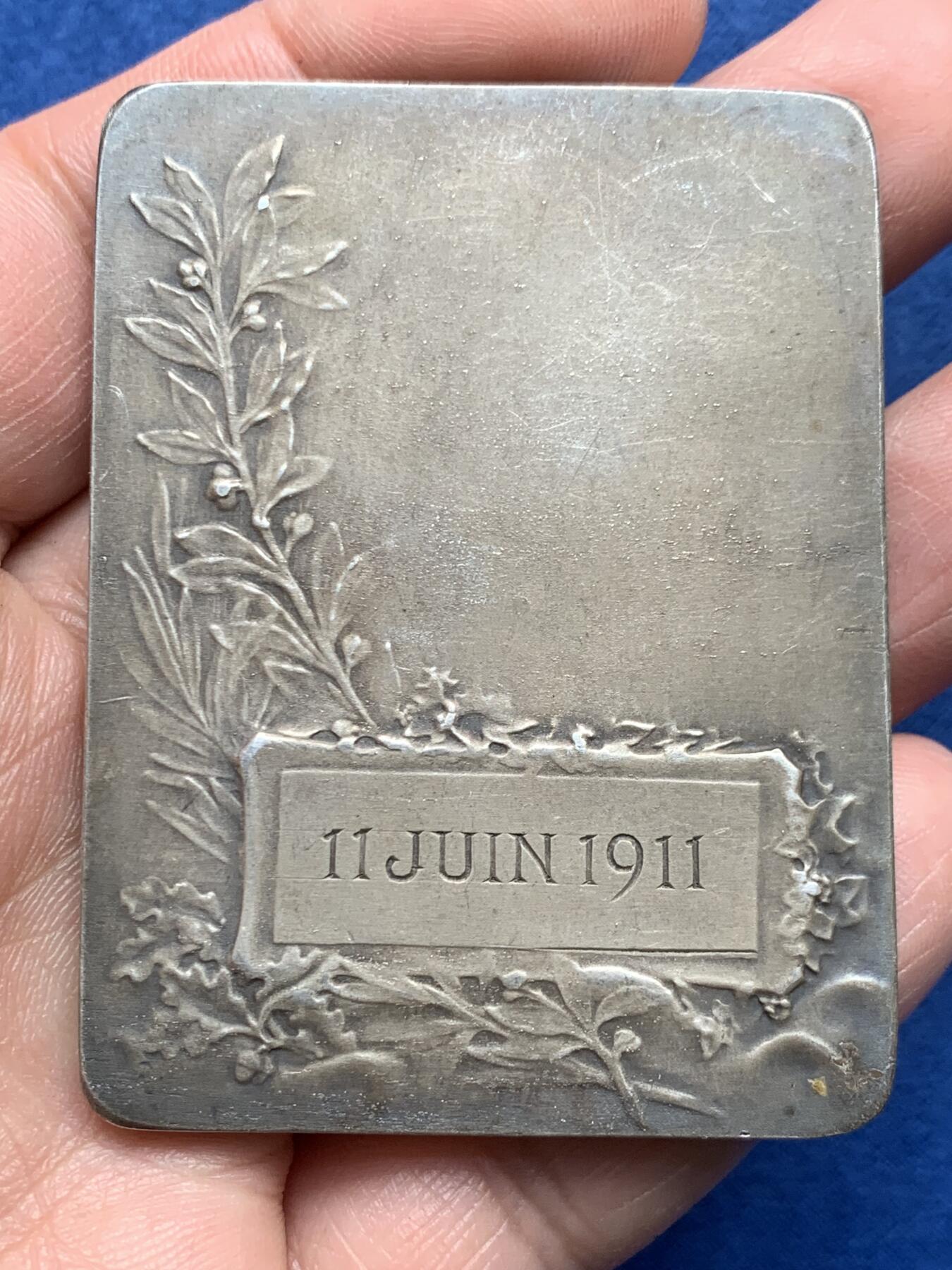 《竞宝斋》第476场 周日，周一 2场连拍 （全场包邮）欢迎送拍 法国圣但尼市城市方型镀银铜章 78.4克 46*60.8mm 正方形铜标