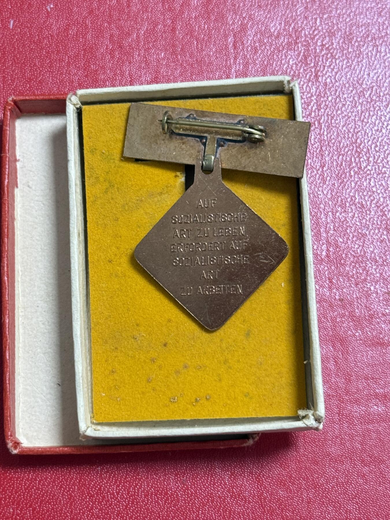 韵星假日军品类拍卖第50期 民主德国个人劳动荣誉奖章带原盒两次获得