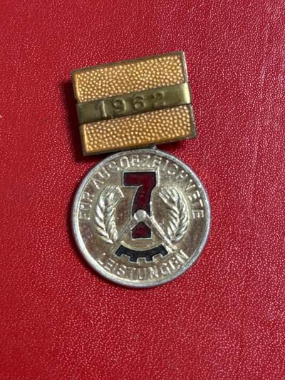 韵星假日军品类拍卖第50期 - 民主德国七年计划优胜奖章