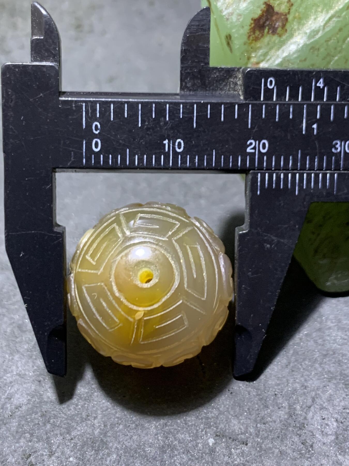 精美高润度冻料飘鸡油黄原皮蒙料战国红玛瑙雕刻回纹2.0珠子一颗，