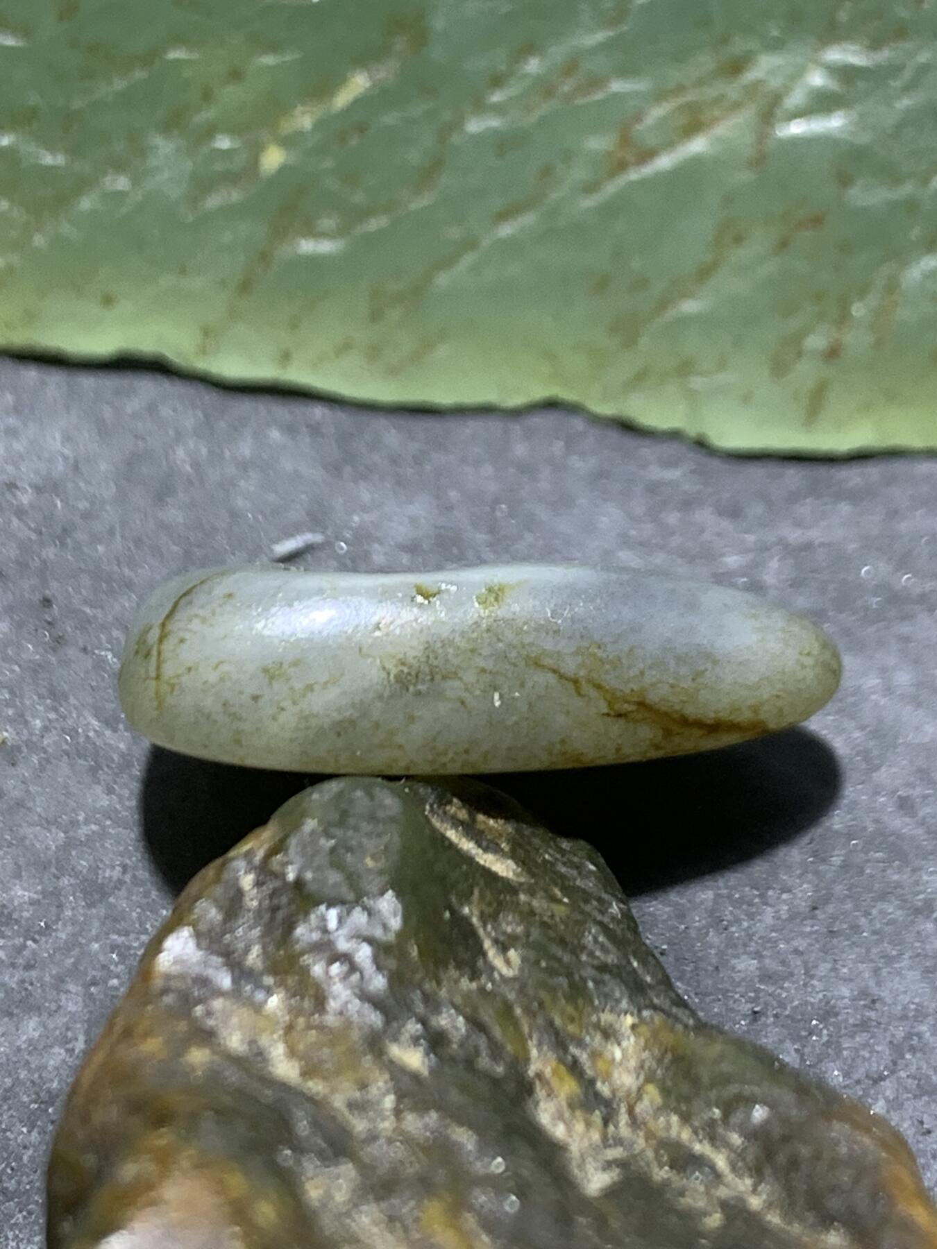 精美和田玉青花小独籽原石一颗