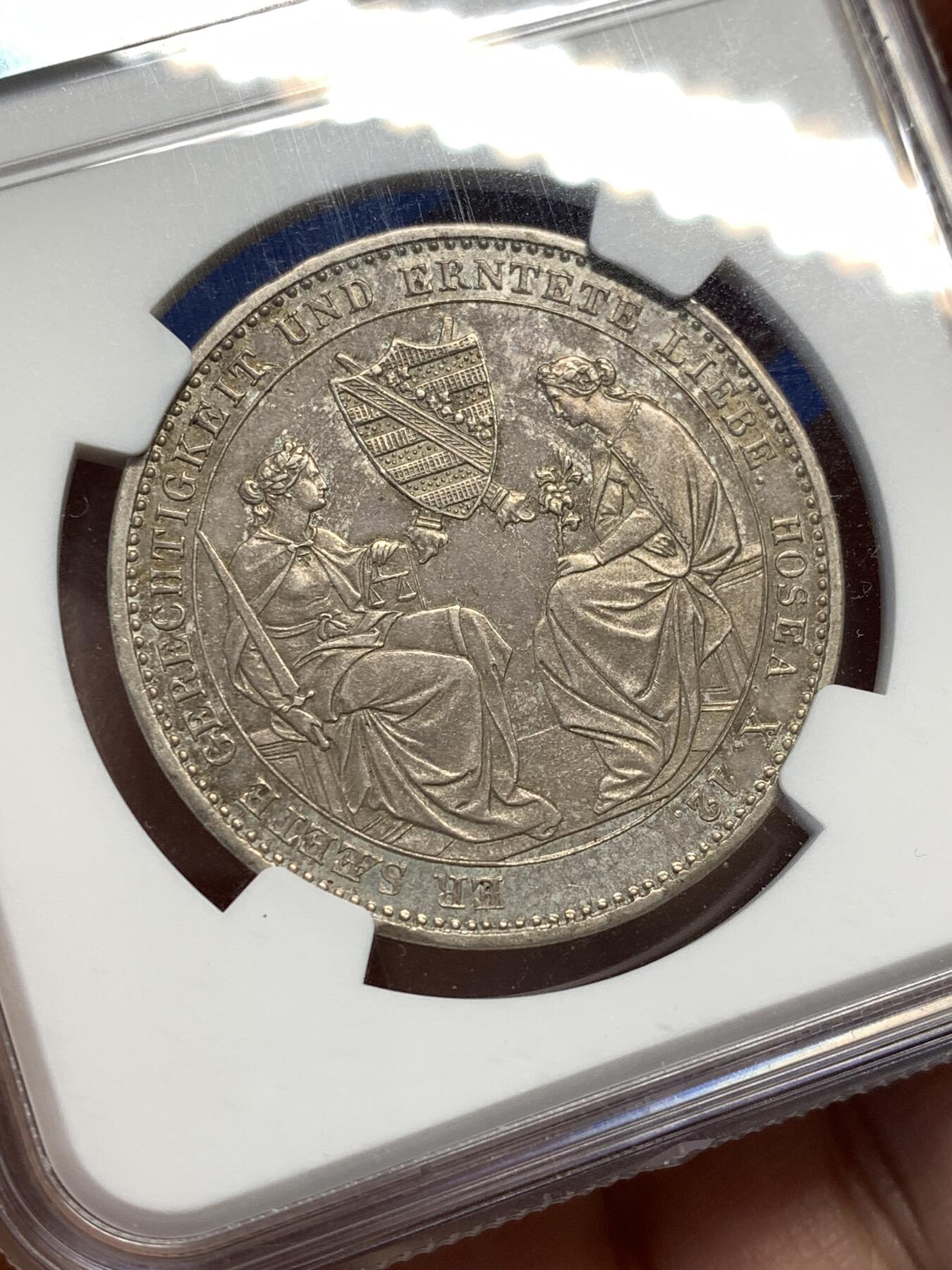 《竞宝斋》第476场 周日，周一 2场连拍 （全场包邮）欢迎送拍 NGC MS62 德意志萨克森1854奥古斯都逝世双神纪念泰勒，高点清晰十分难得，难得可见的双神细节，外拍越来越贵的币种