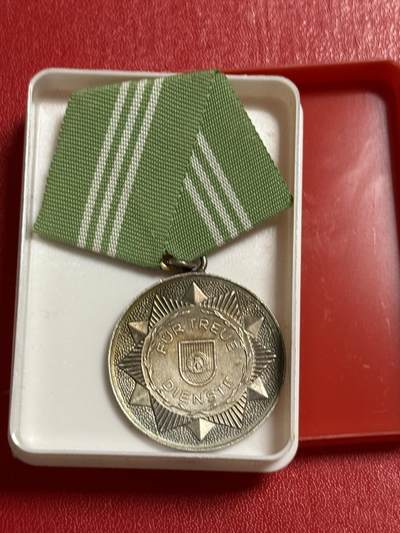 韵星假日军品类拍卖第50期 - 民主德国银级内务部武装力量忠诚服务奖章带盒