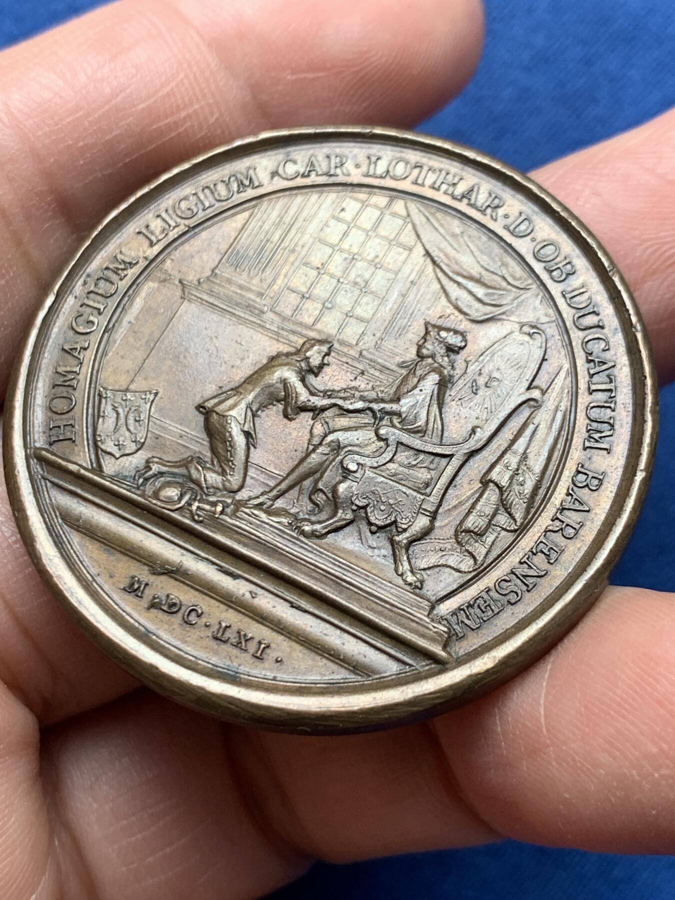 《竞宝斋》第476场 周日，周一 2场连拍 （全场包邮）欢迎送拍 法国路易十四纪念洛林公爵夏尔四世为巴尔公国向国王效忠铜章 33克 41.1mm 光边原铸 细节见图