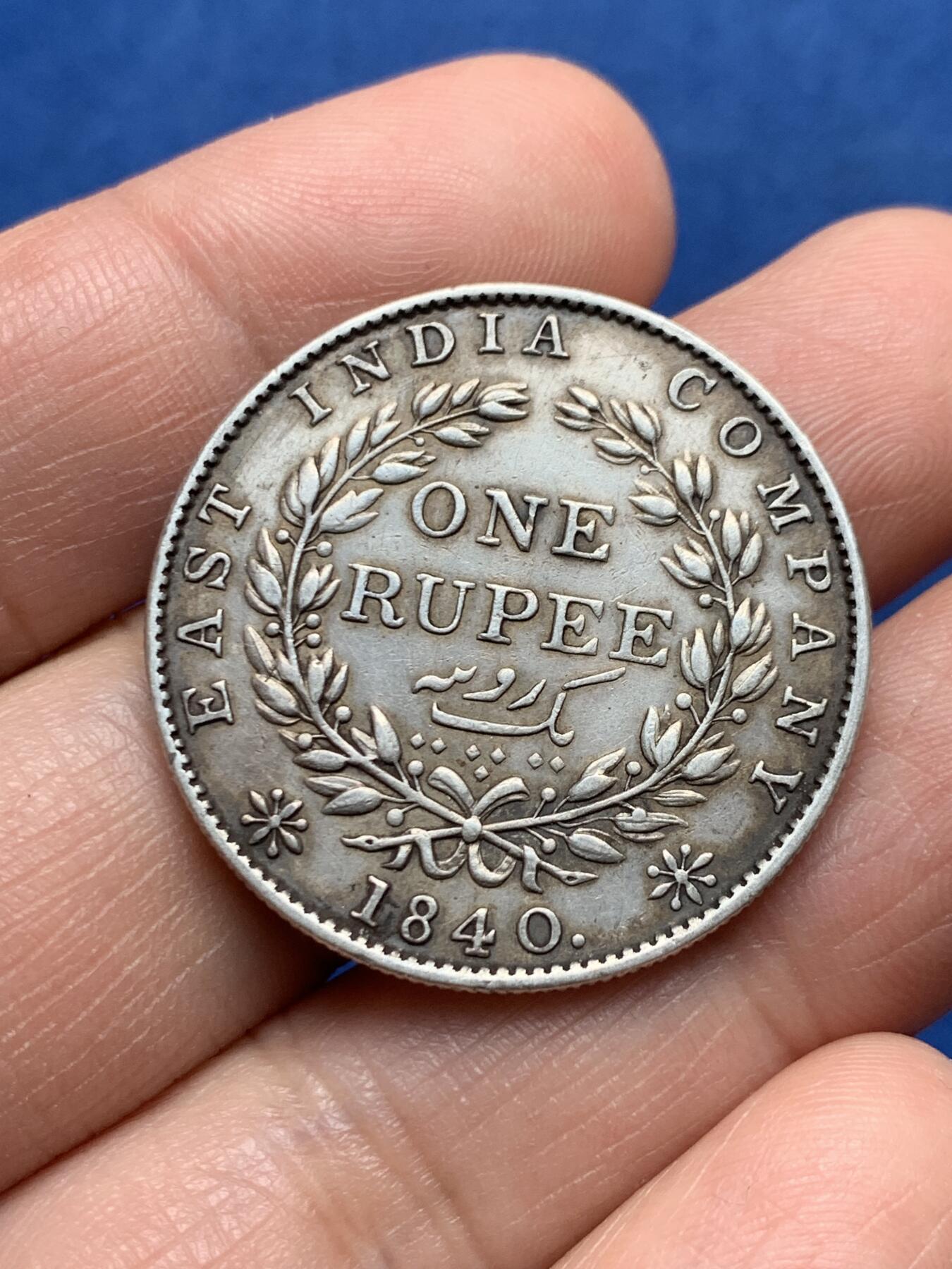 《竞宝斋》第476场 周日，周一 2场连拍 （全场包邮）欢迎送拍 东印度公司1840年维多利亚女王单辫1卢比银币 总重11.6克