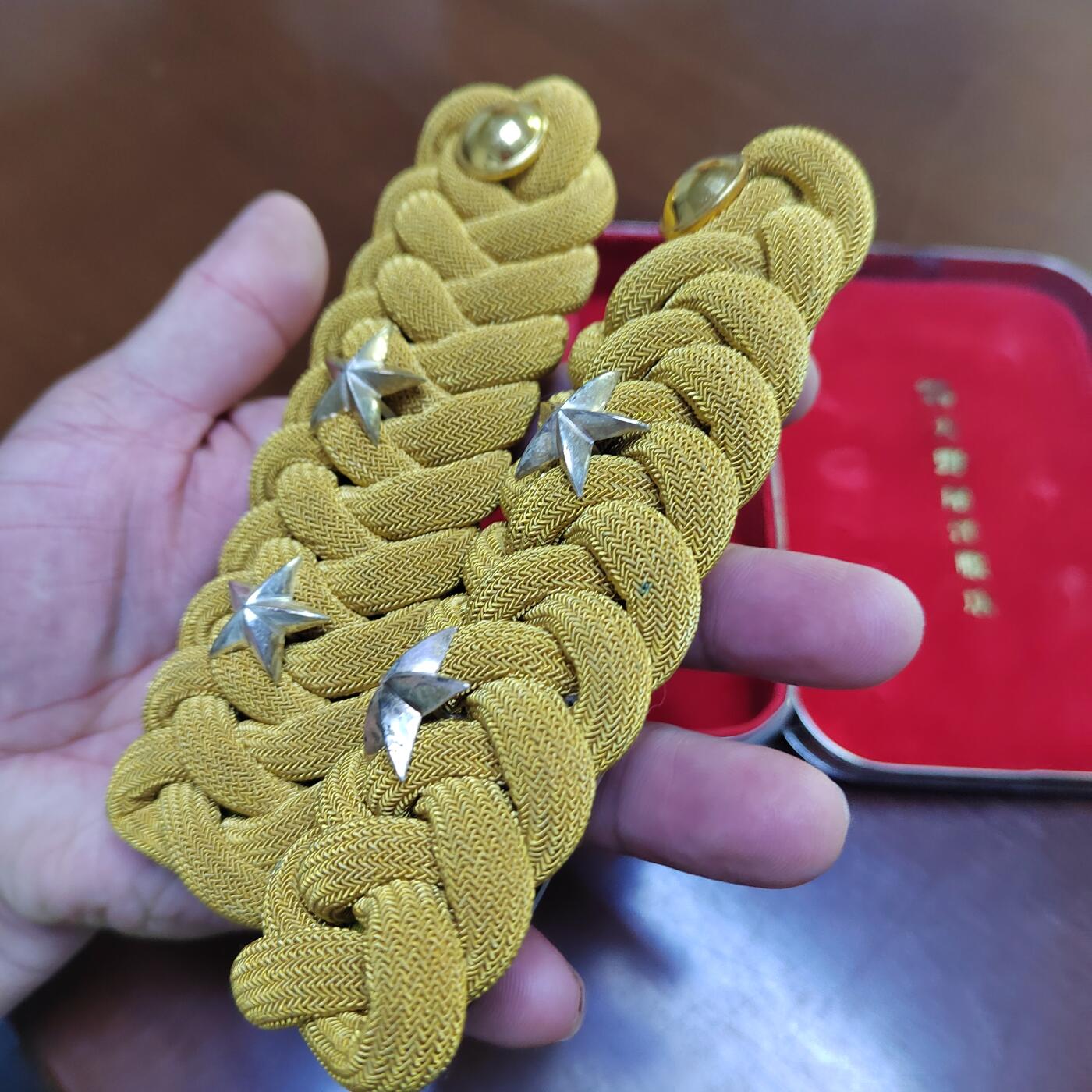 PCAI钱币  31-793  钱币书籍小专场 旧日本肩章一副  状态如图带原盒