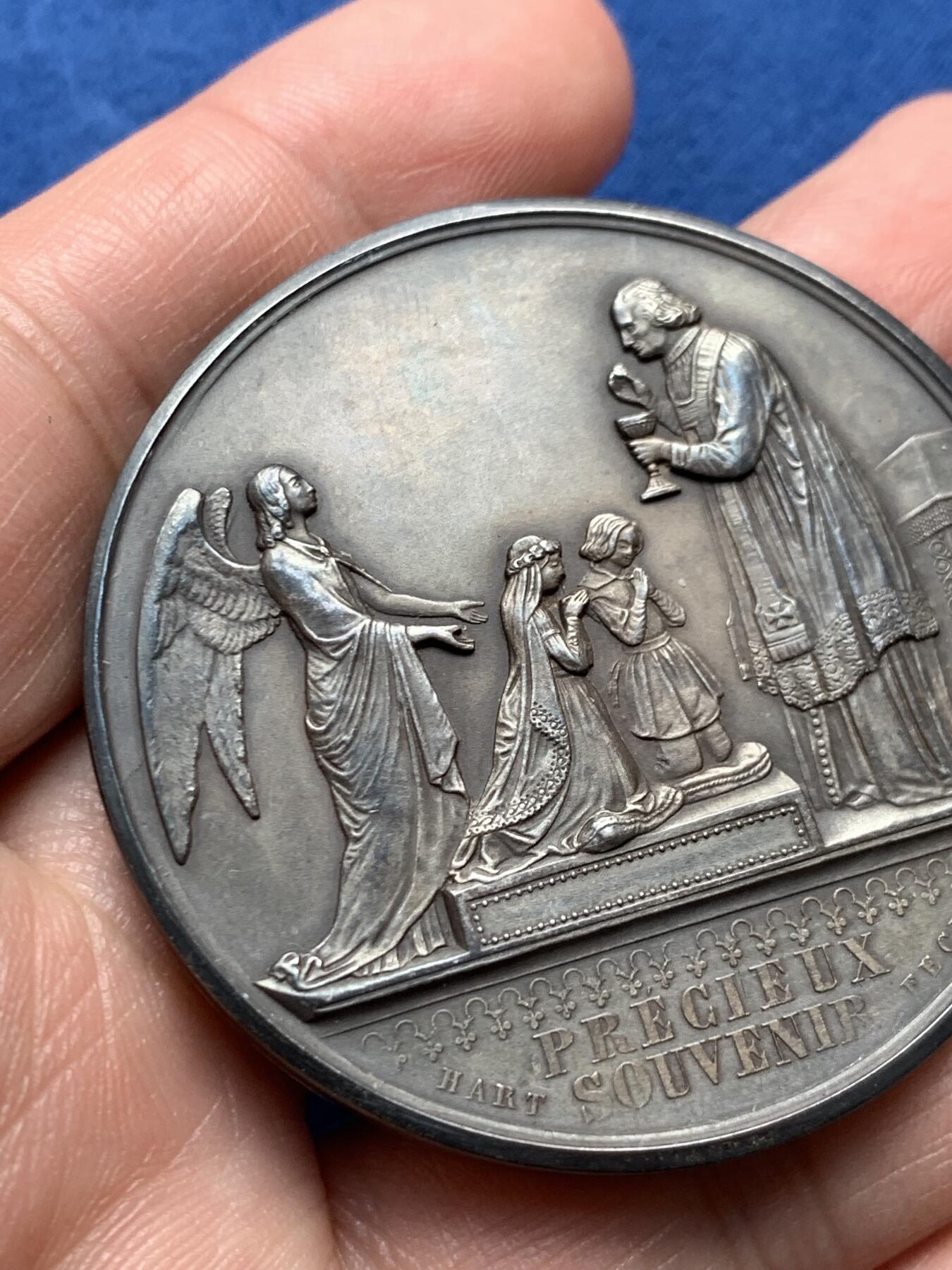 《竞宝斋》第476场 周日，周一 2场连拍 （全场包邮）欢迎送拍 1923年法国宗教镀银铜章，用于纪念Jane de Vigne的第一次圣餐仪式。正面刻字：译为“珍贵的回忆”，图案：描绘天主教第一次圣餐的场景，天使引导孩童向神职人员领受圣餐；背面刻字：译为“Jane de Vigne于1923年4月22日，在帕多瓦的圣安东尼教堂完成了她的第一次圣餐”。直径：49.2mm，重：45.2g